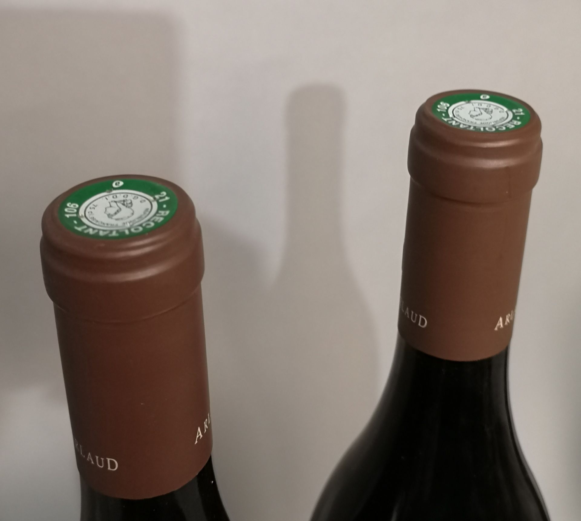 2 closed bottles of La Roche Grand Cru - Domaine Arlaud 2015. - Bild 2 aus 2