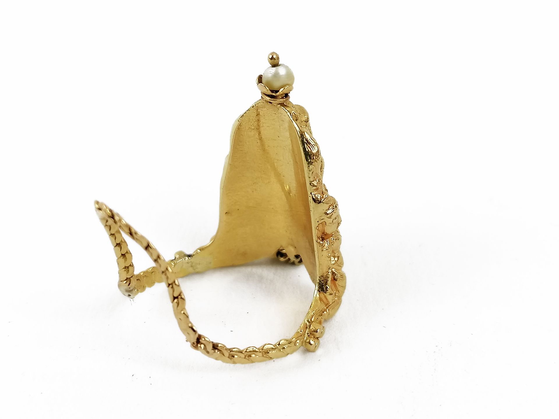 Yellow gold ring (22 carats) representing a Buddha in a temple, flanked in the upper part of a cultu - Image 2 of 3