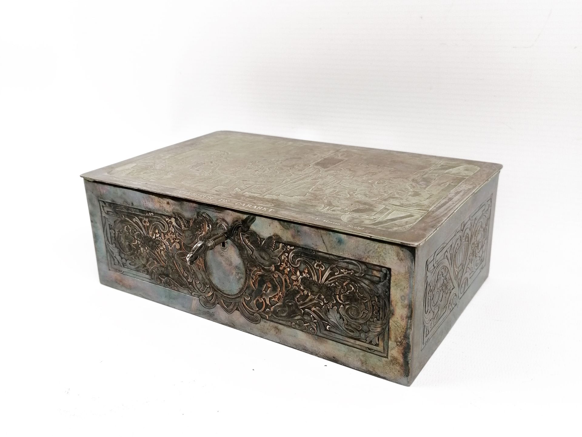 Rectangular silver jewelry chest (min. 800) with a decoration engraved with firm of scrolls and cart - Bild 2 aus 3