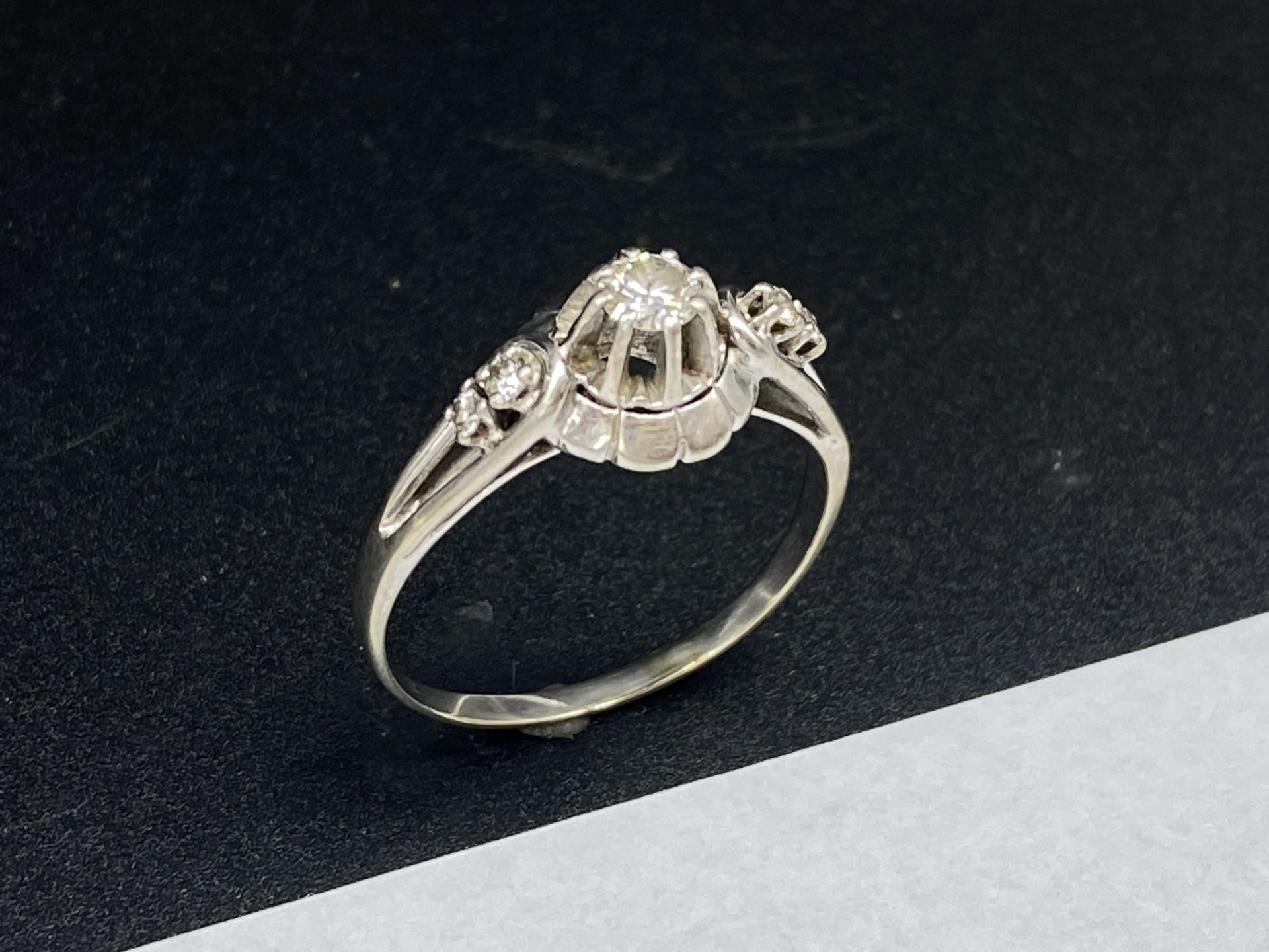 18K gray gold ring (750 thousandths) openwork, centered with a diamond cut in shiny calibrating 0.30