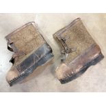 Pair of German winter overbooks.Wooden soles, leather body and thick felt.We attach a high m