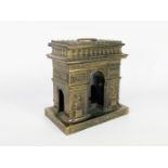 Bronze jewelry chest with nuanced patina representing a triumphal arch.H .: 14 cm.L .: 13 cm