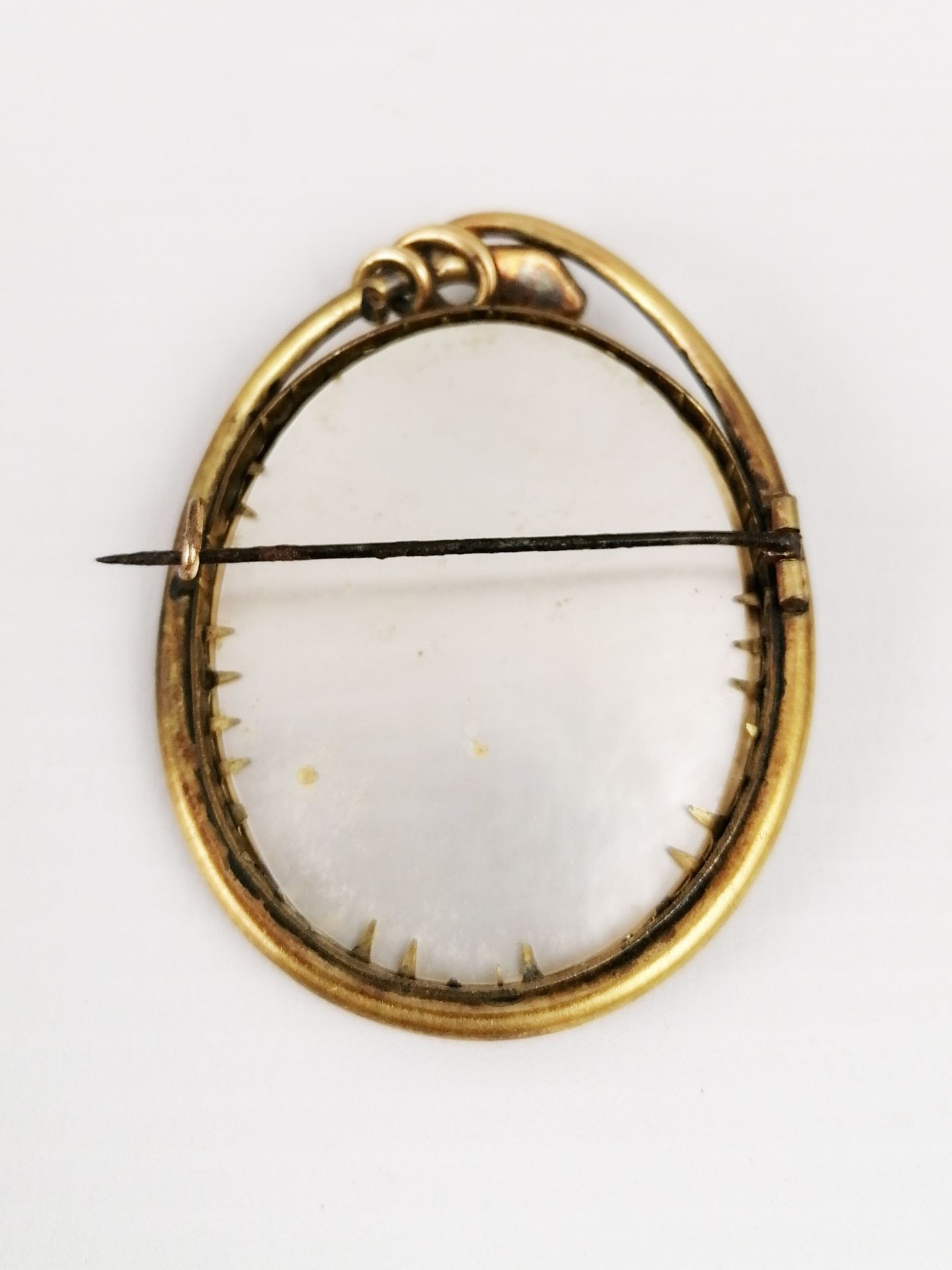 A pearl medallion forming pin, figuring a portrait of aristocrat, the medallion circled with a snake - Image 2 of 3