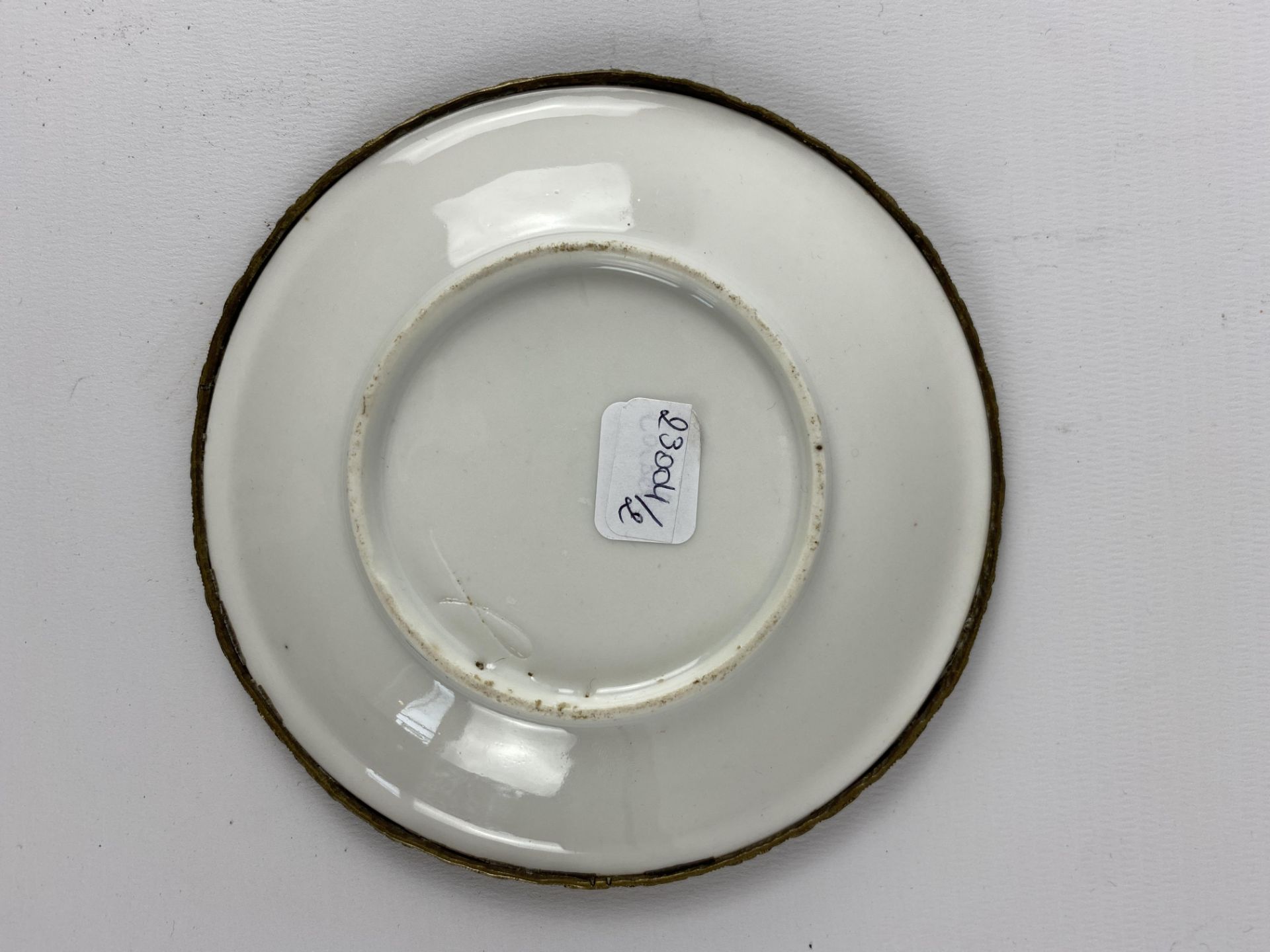 China, for EuropeEnameled porcelain cup, decorated with a palace sceneBrass frameDiam. : 14 cm. - Image 2 of 2