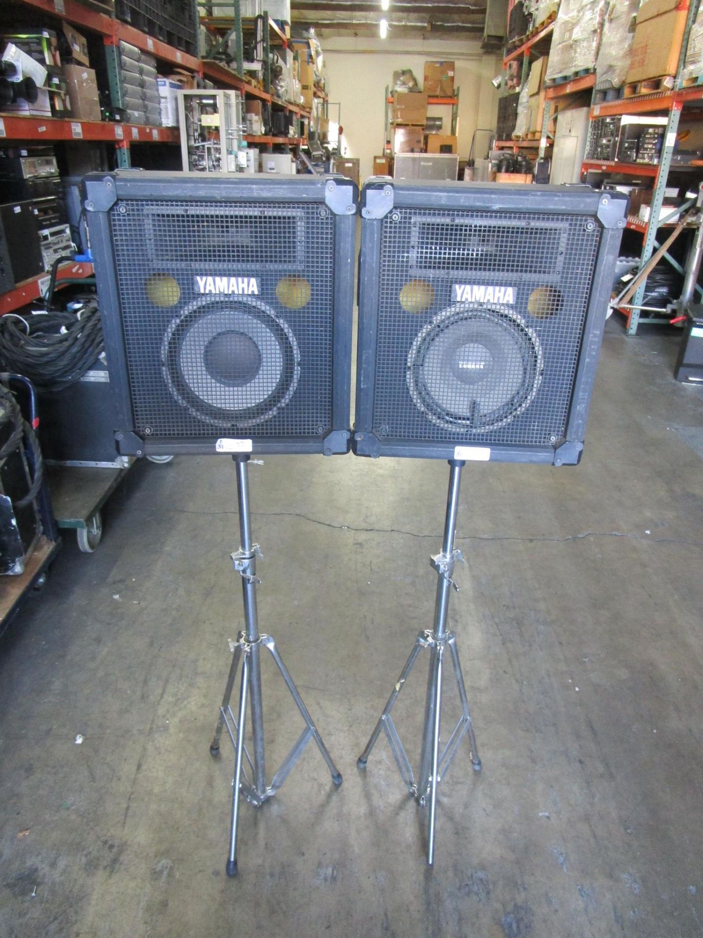 LOT OF 2 YAMAHA SPEAKERS ON STANDS - Image 7 of 8