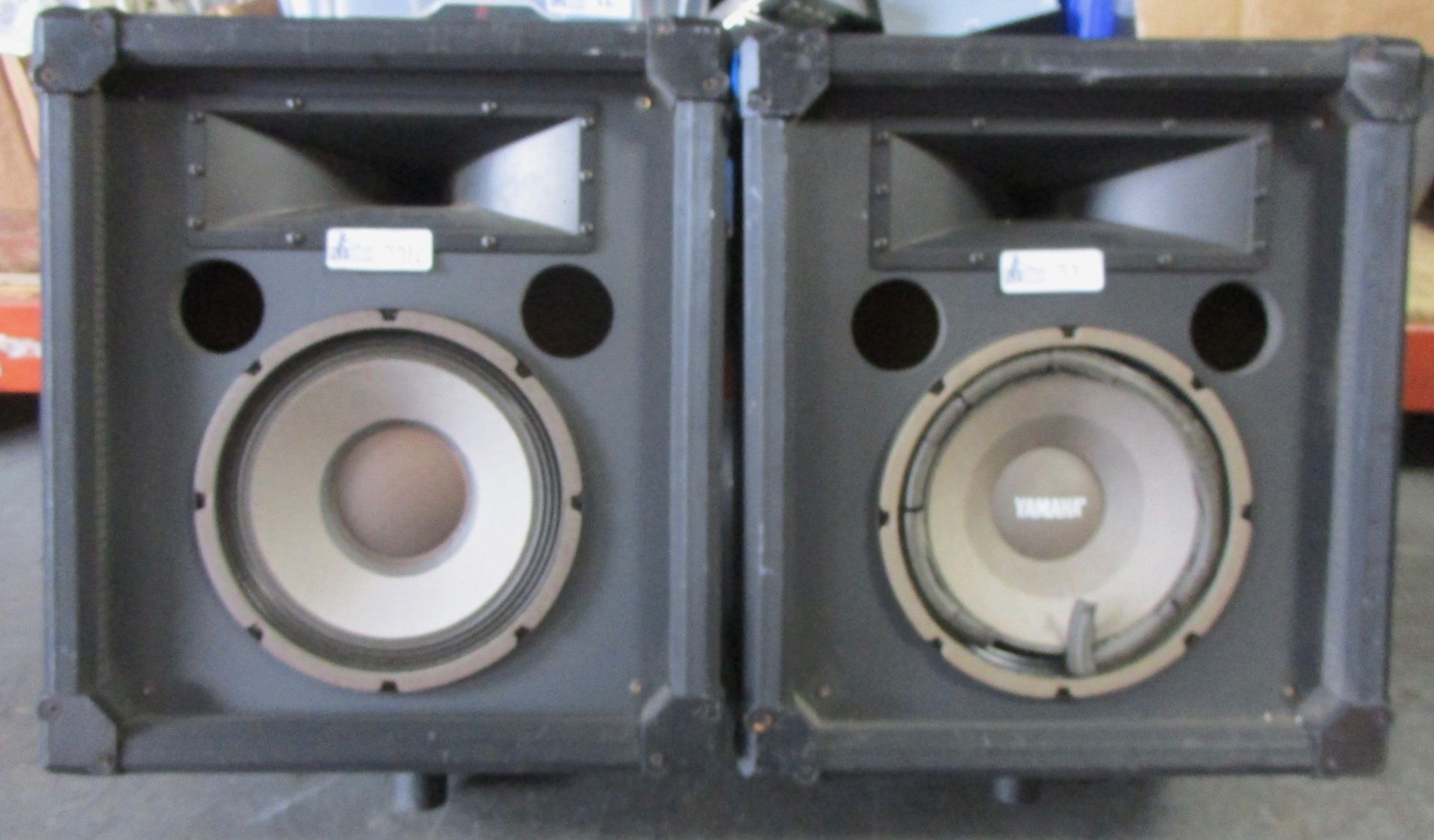 LOT OF 2 YAMAHA SPEAKERS ON STANDS - Image 3 of 8