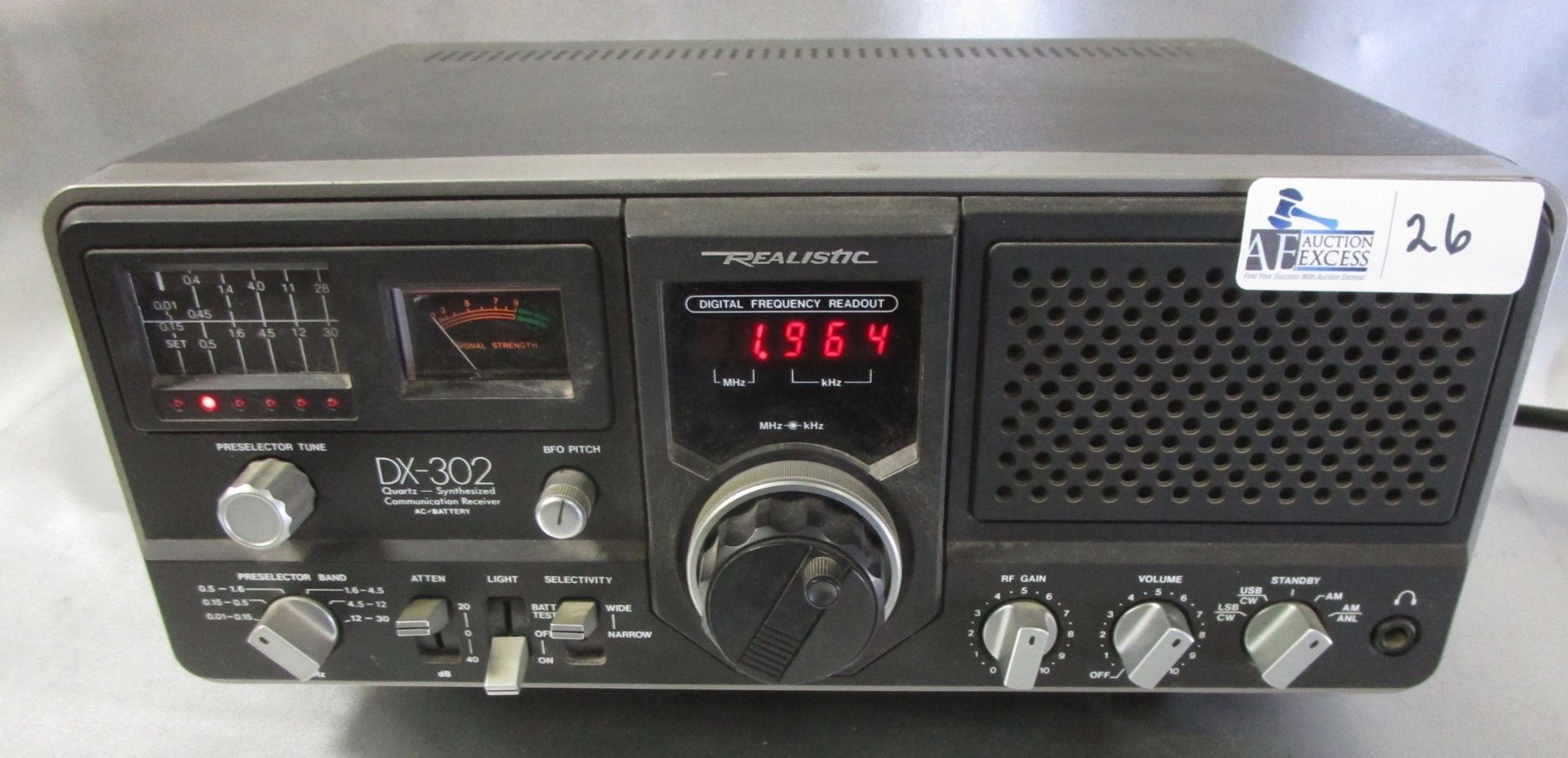 REALISTIC DX-302 AC/DC QUARTZ SYNTHESIZED COMMUNICATION RECEIVER