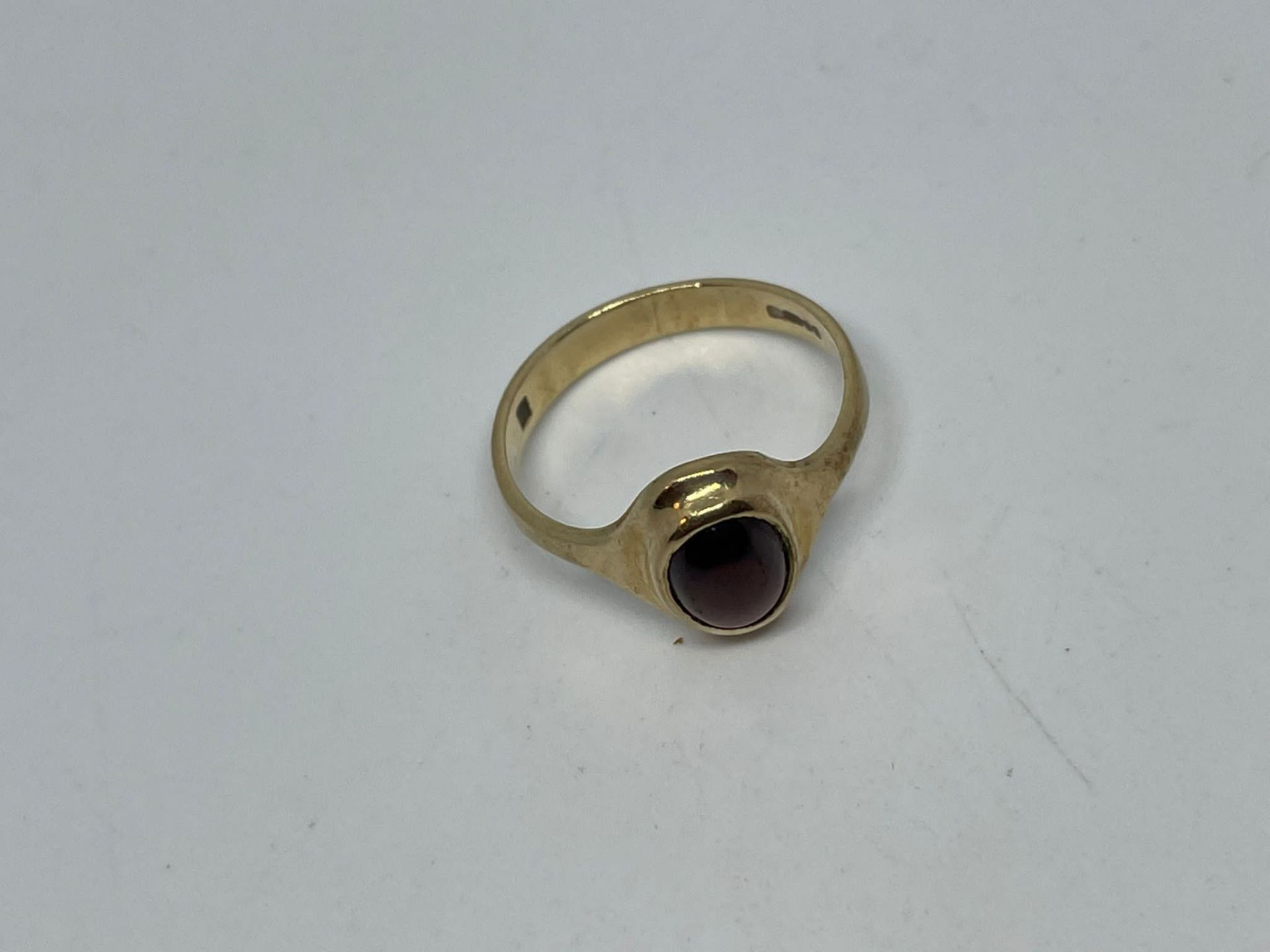 9 ct gold garnet signet ring - Image 2 of 2