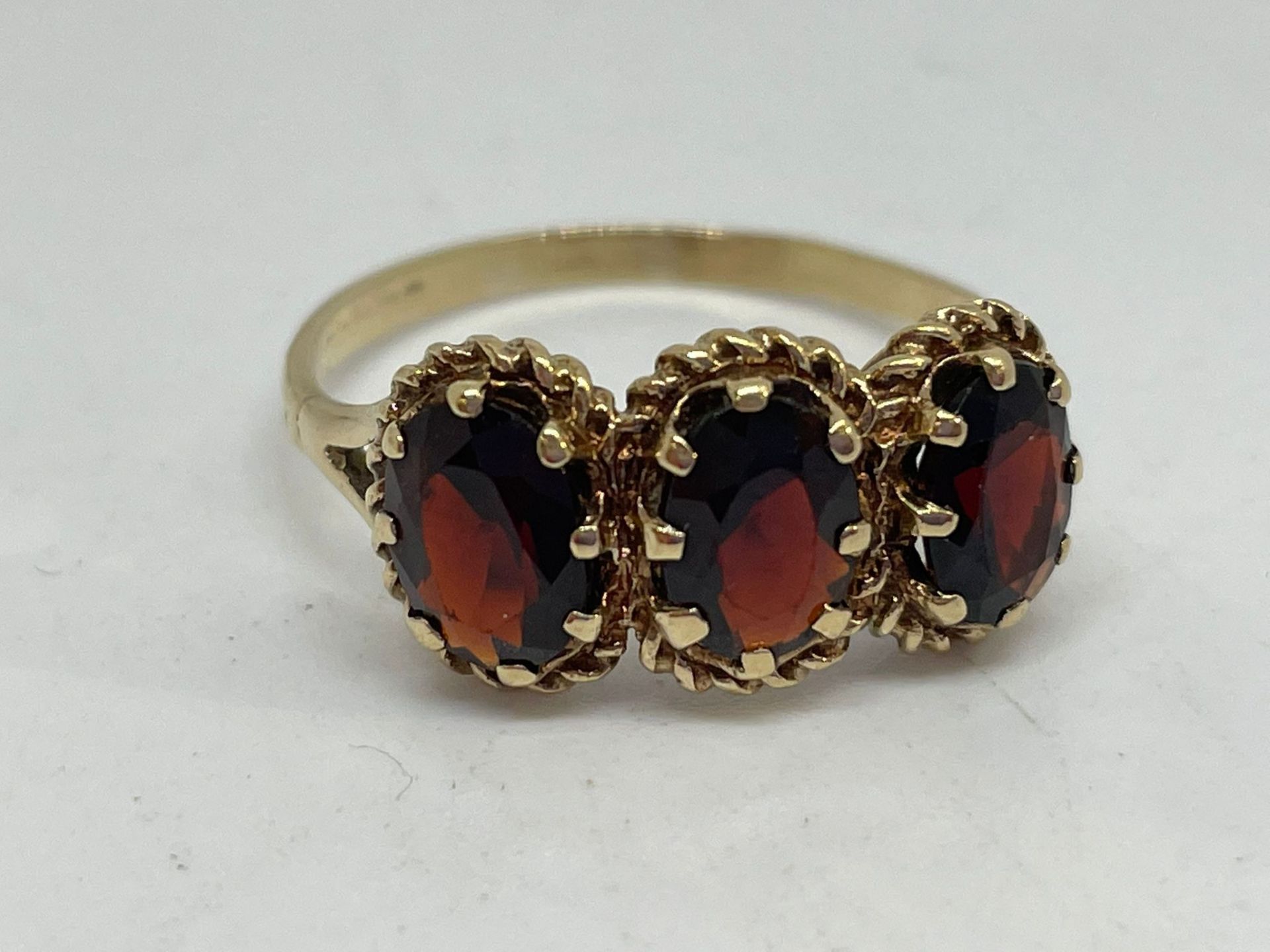 9 ct gold garnet ring - Image 2 of 2