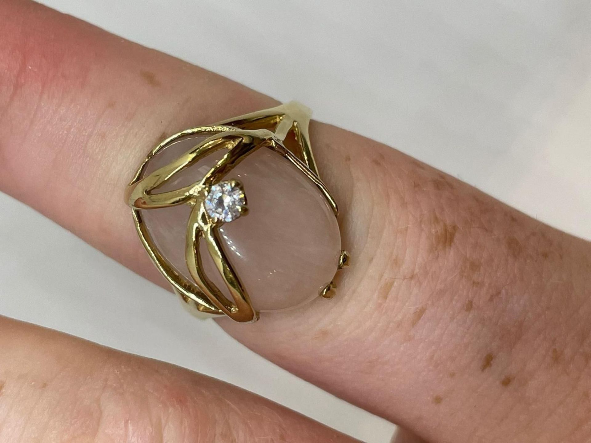 9 ct gold rose quartz and CZ ring - Image 3 of 3