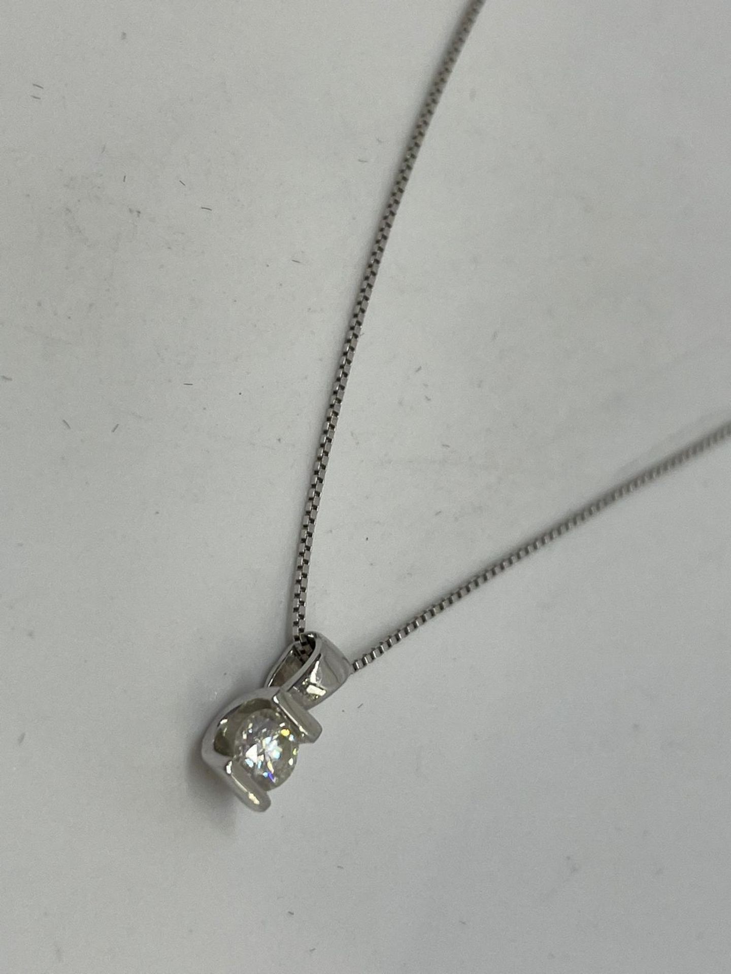 9 ct white gold diamond pendant on a box chain