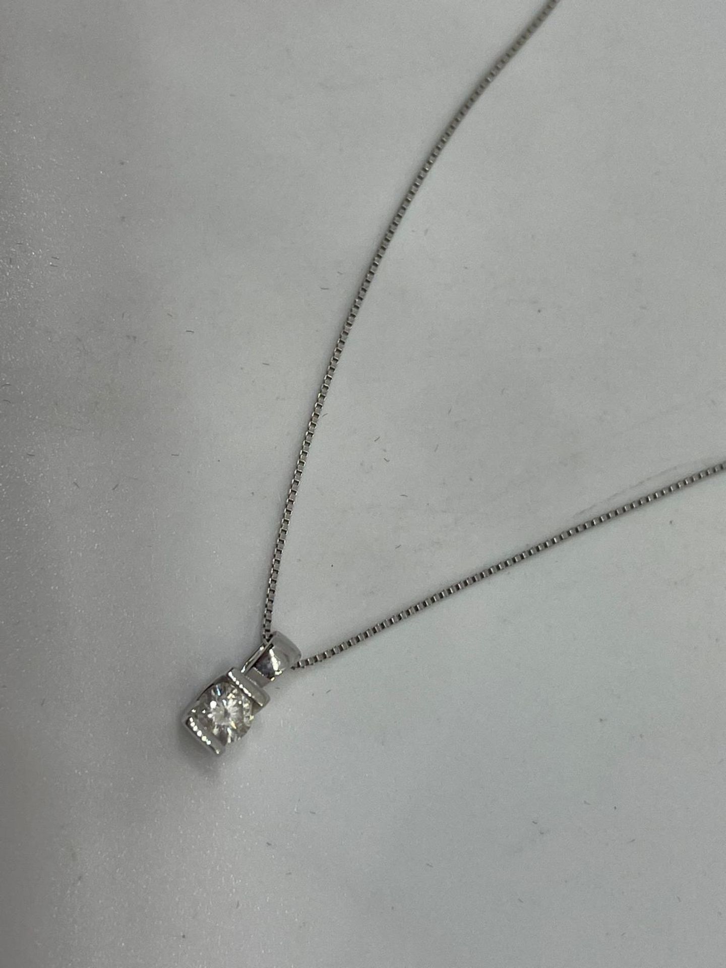 9 ct white gold diamond pendant on a box chain - Image 2 of 2