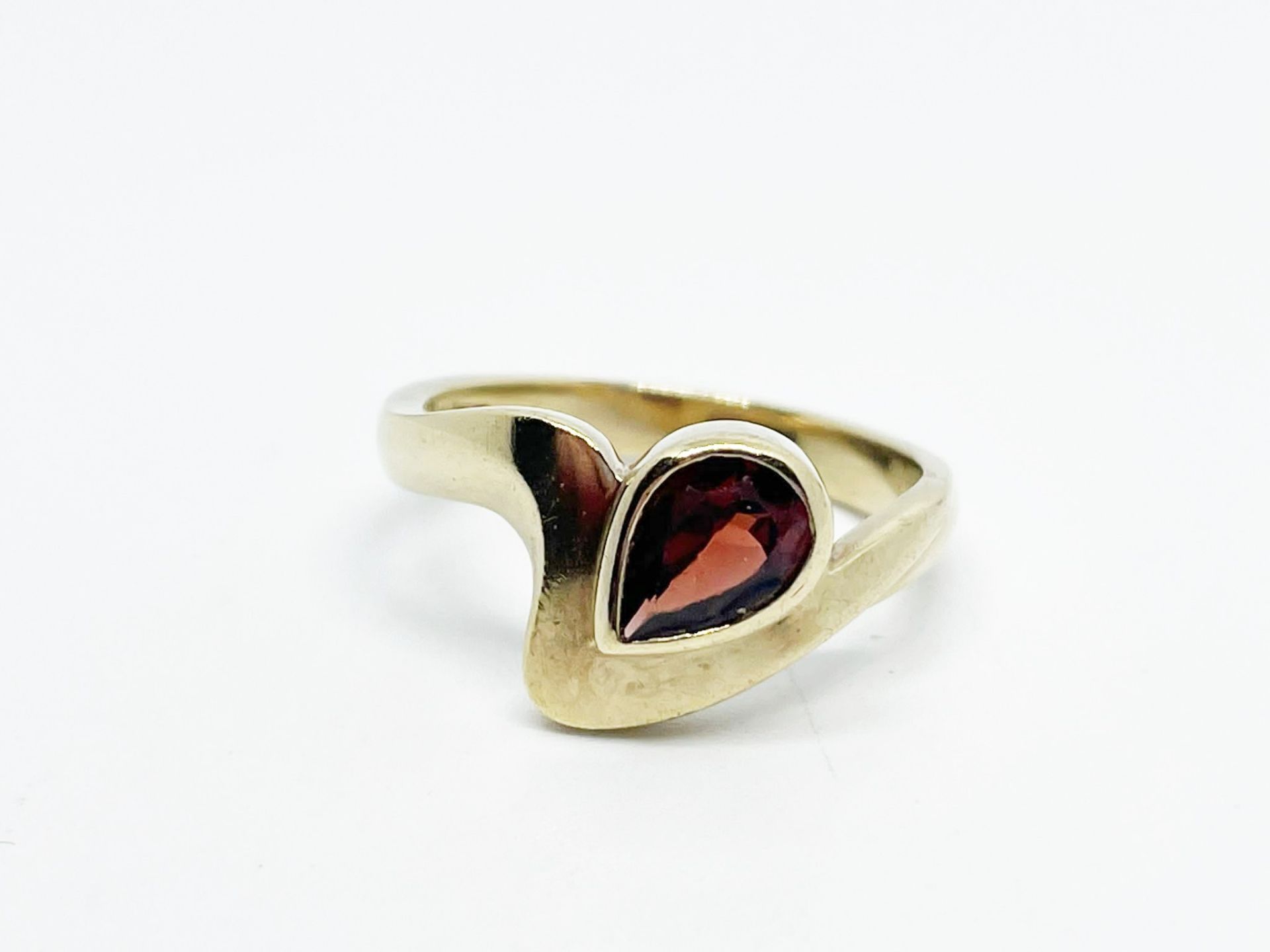 9 ct gold garnet ring