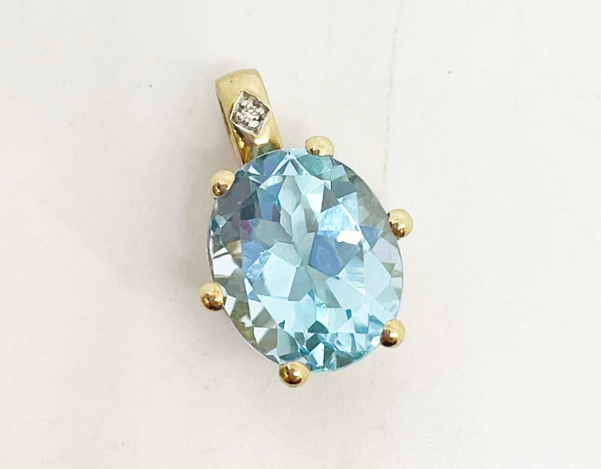 9 ct gold blue topaz pendant