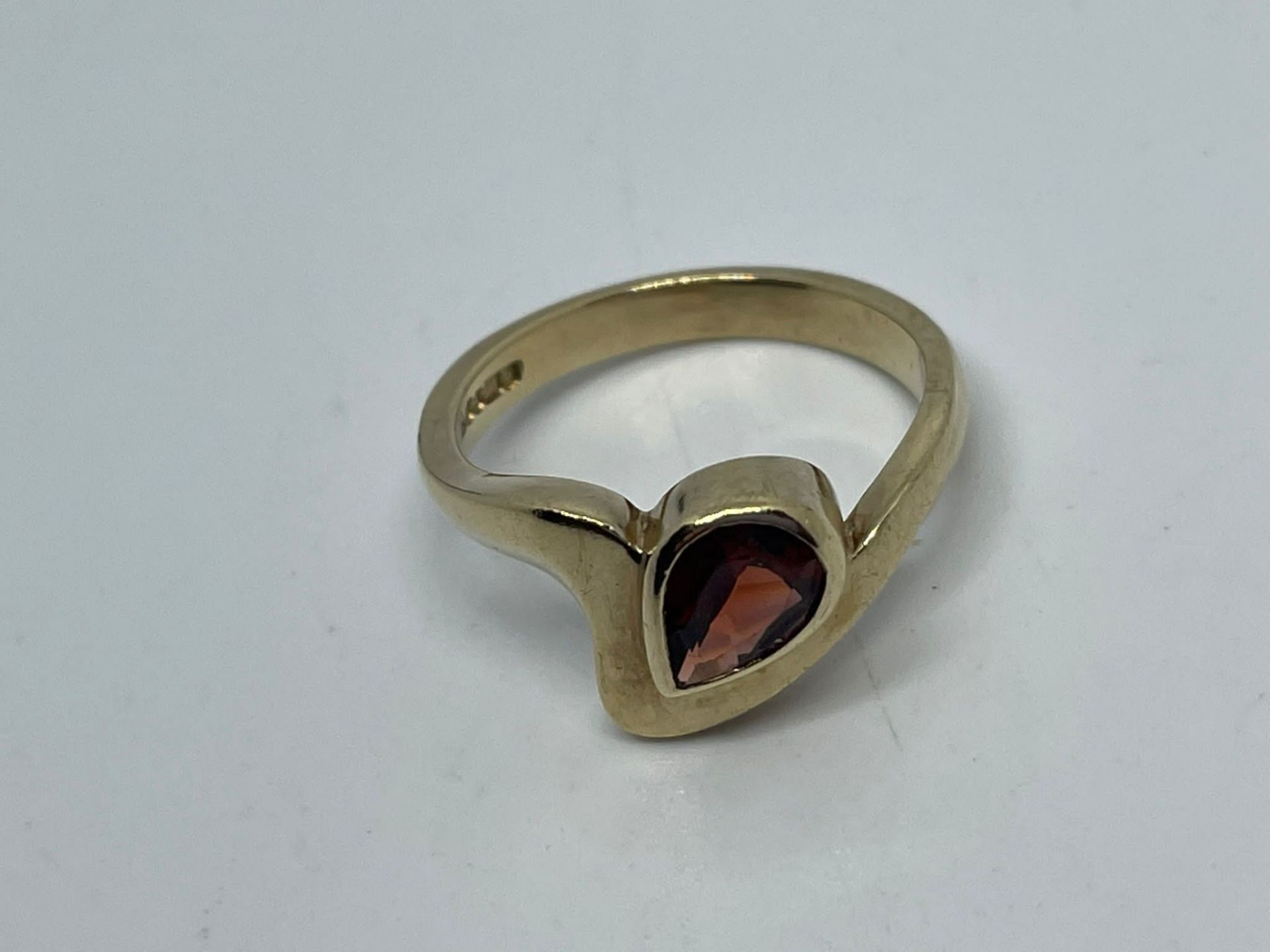 9 ct gold garnet ring - Image 2 of 2