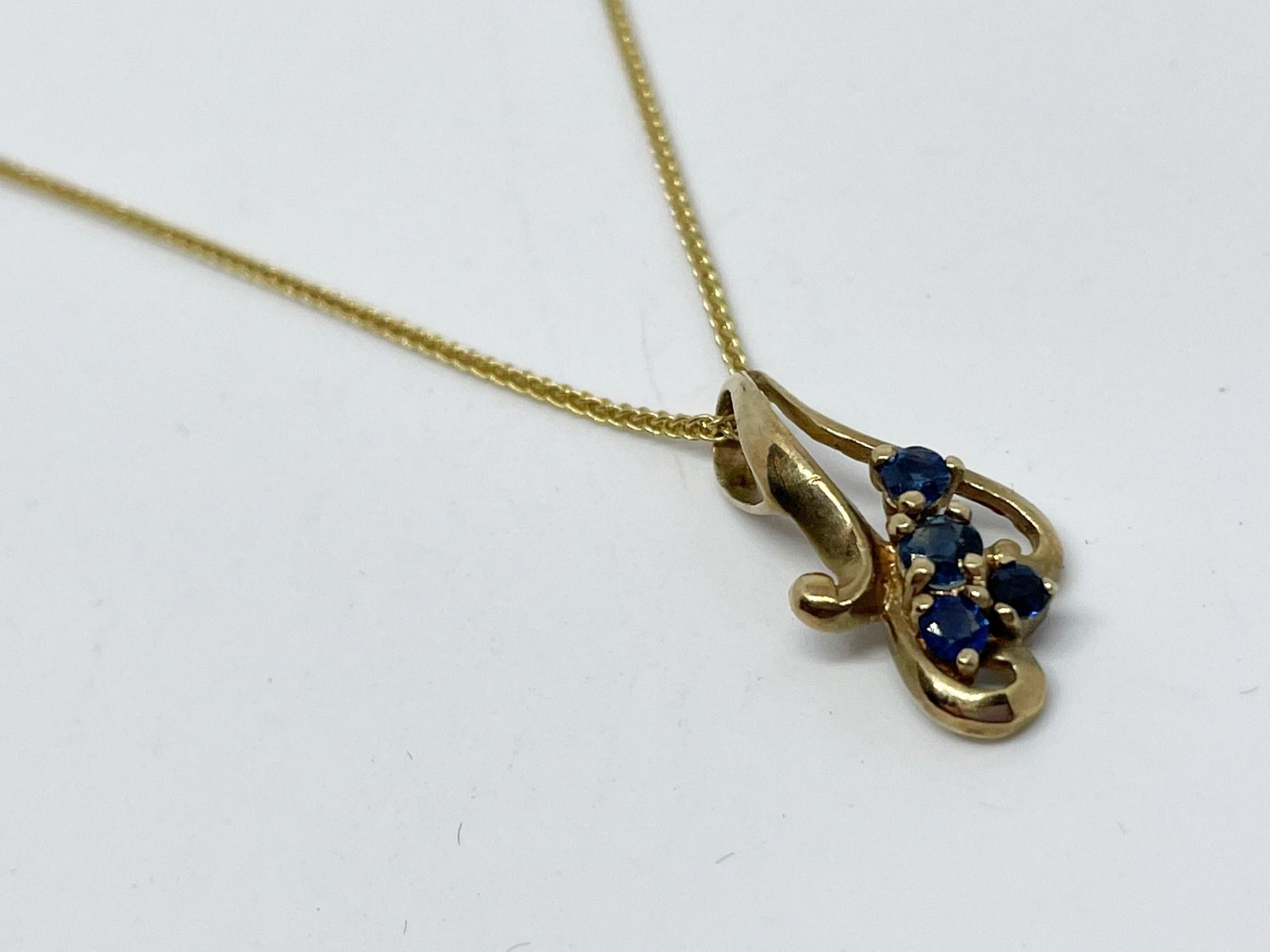 9ct gold sapphire pendant and chain