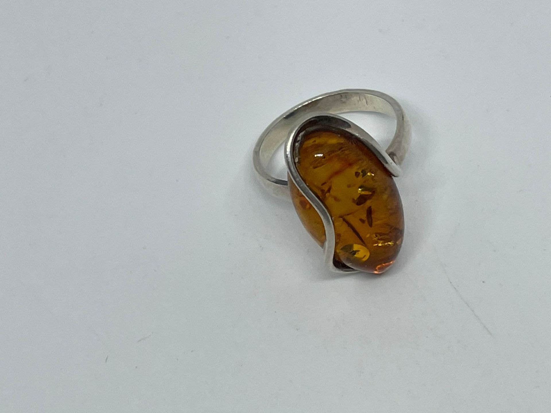 Sterling silver amber ring - Image 2 of 2