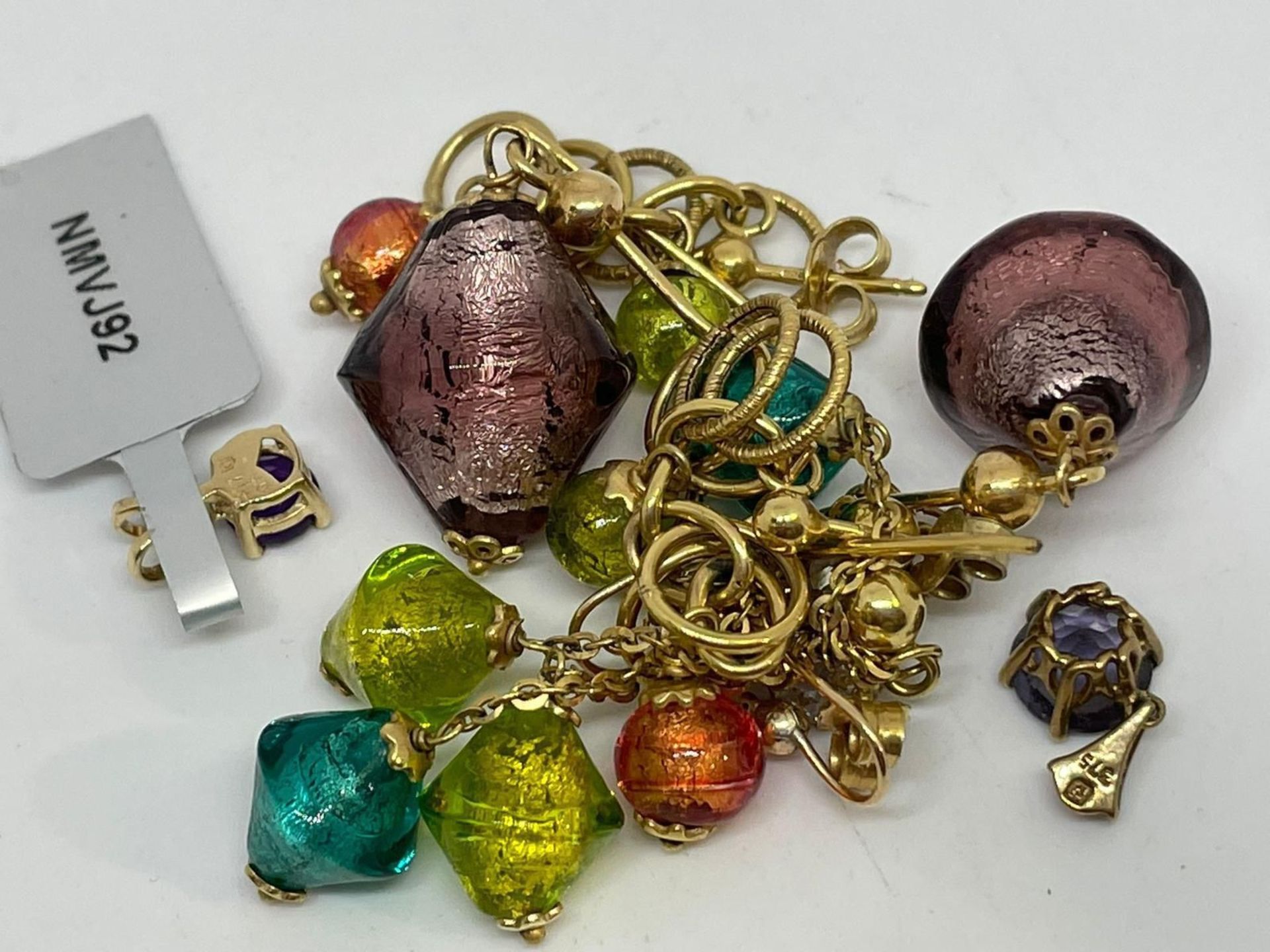 Assorted 9 ct gold glass bead set gold - Image 2 of 2
