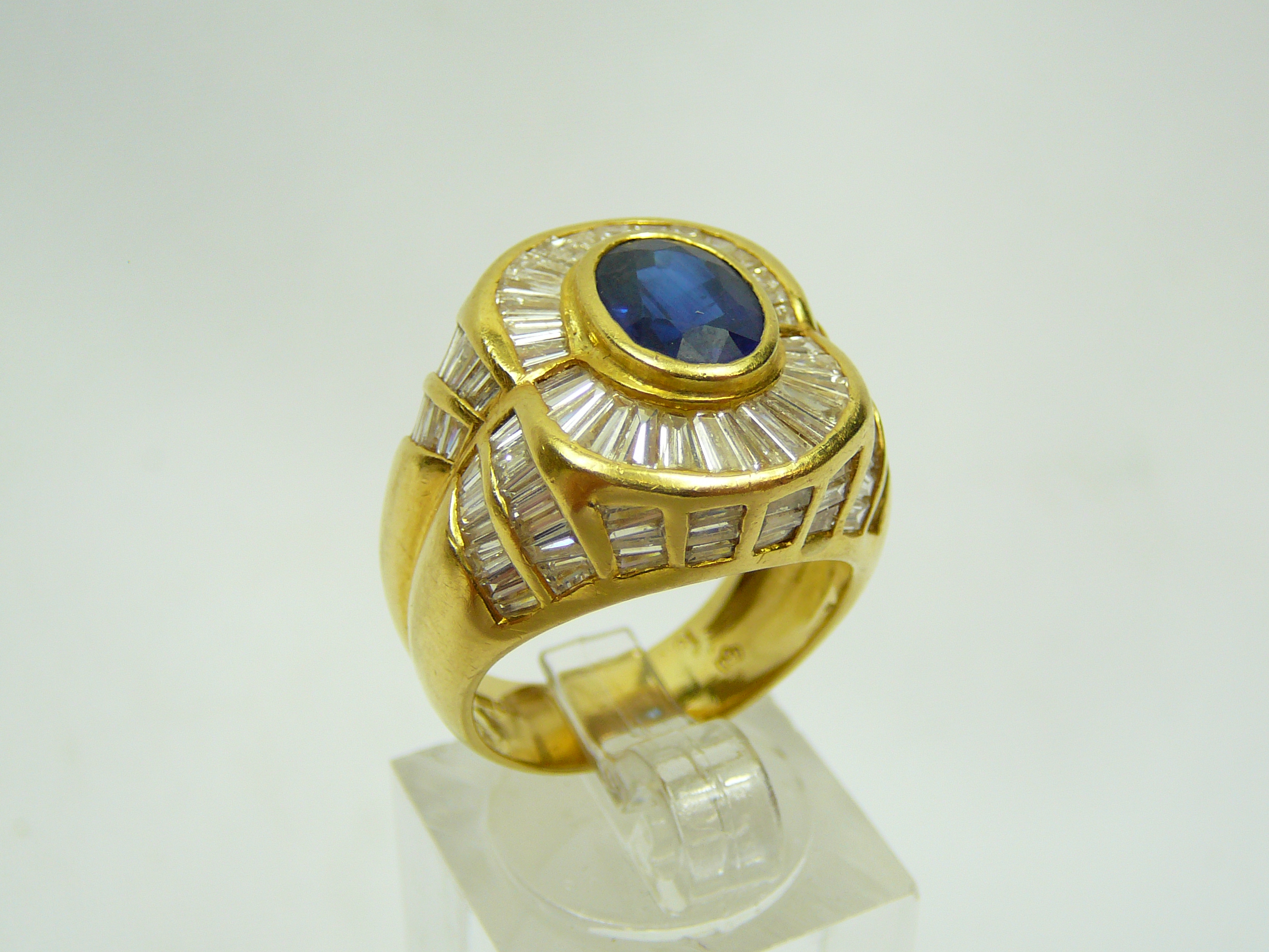 Gents 18ct gold sapphire and diamond ring