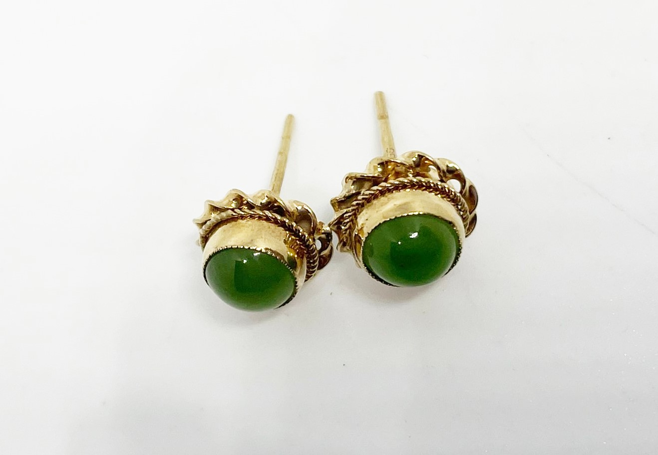 9 ct gold jade stud earrings - Image 2 of 2