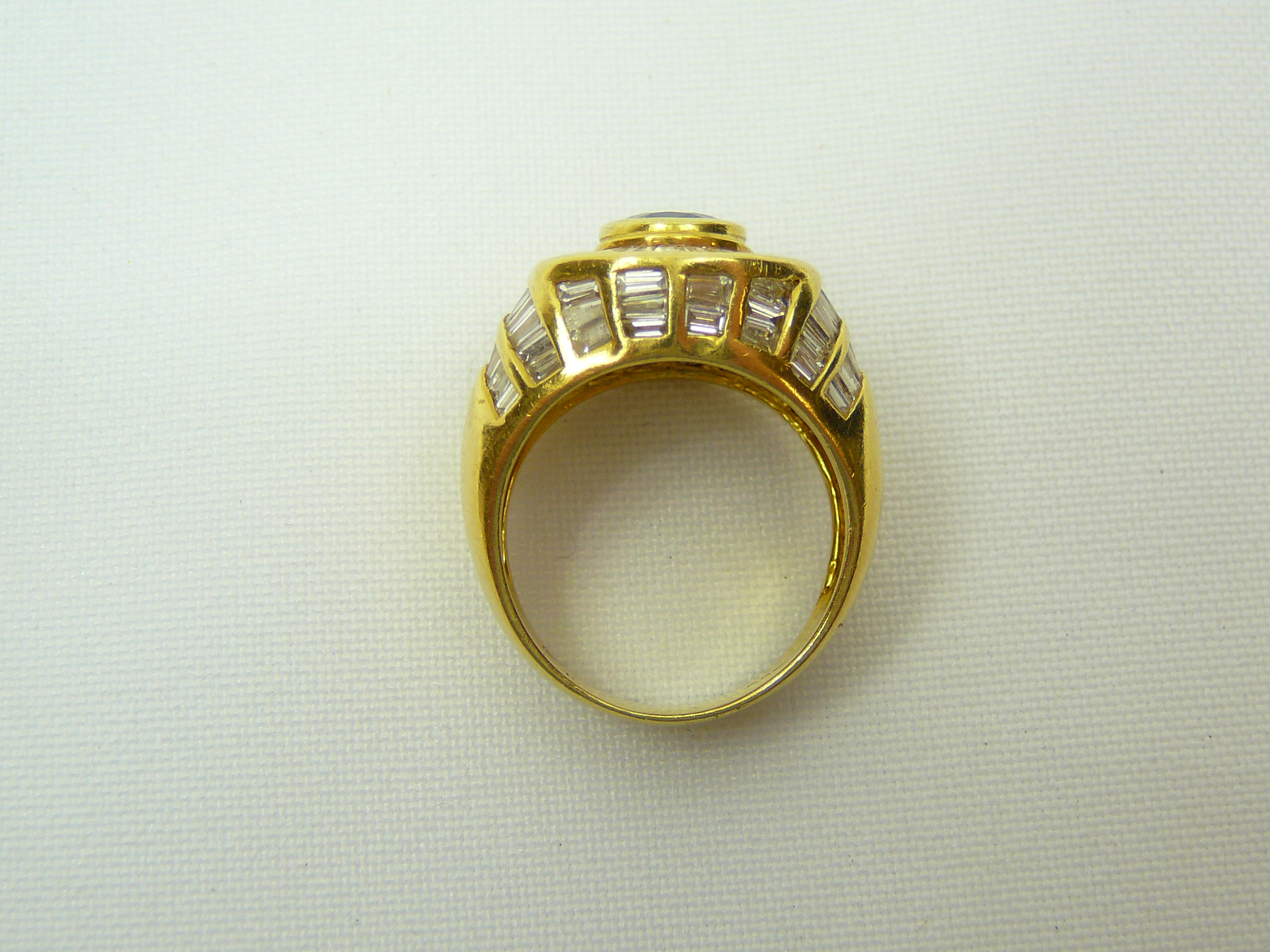 Gents 18ct gold sapphire and diamond ring - Image 2 of 4