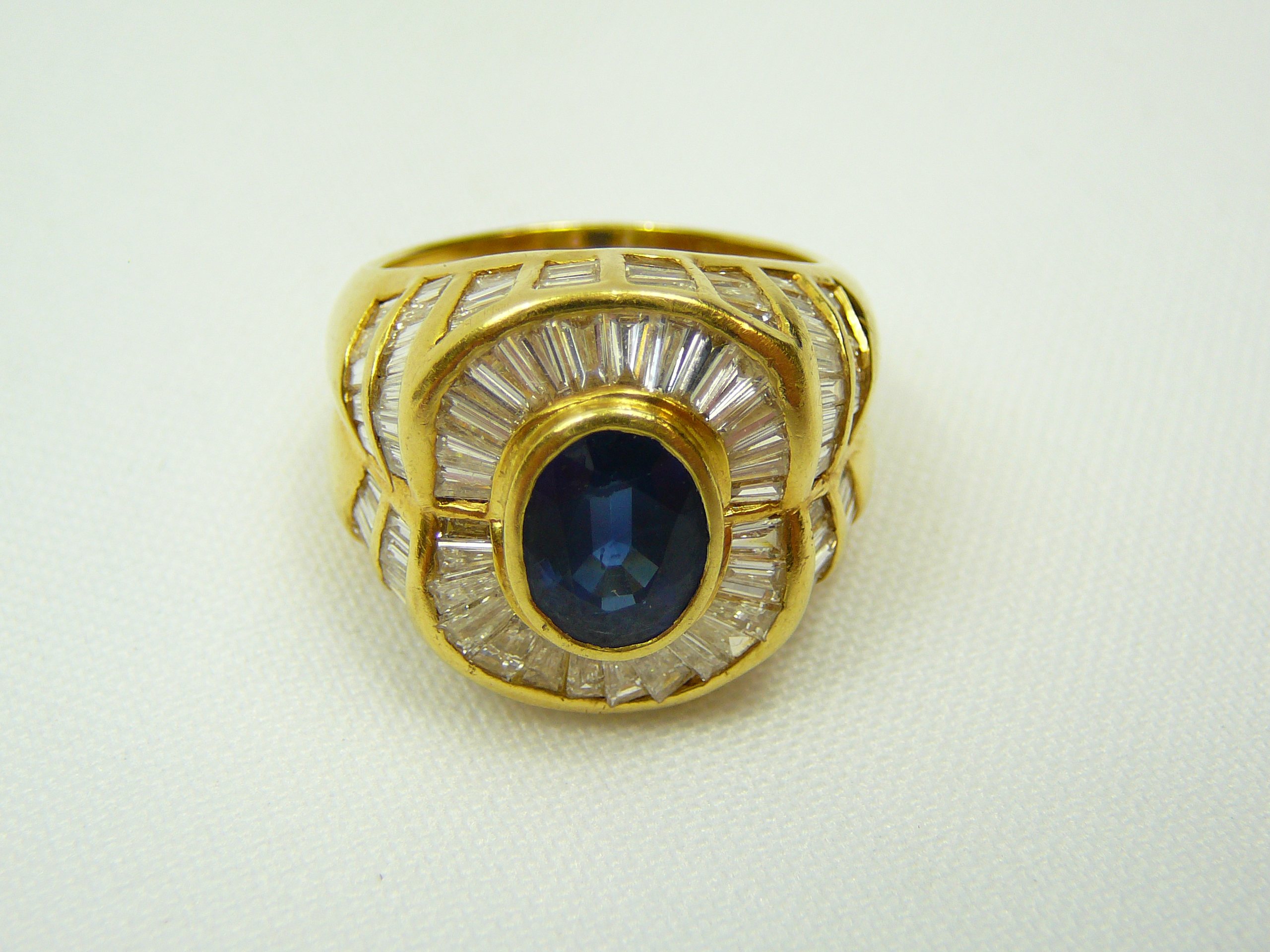 Gents 18ct gold sapphire and diamond ring - Image 3 of 4