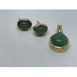 9 ct gold jade pendant and stud earring set