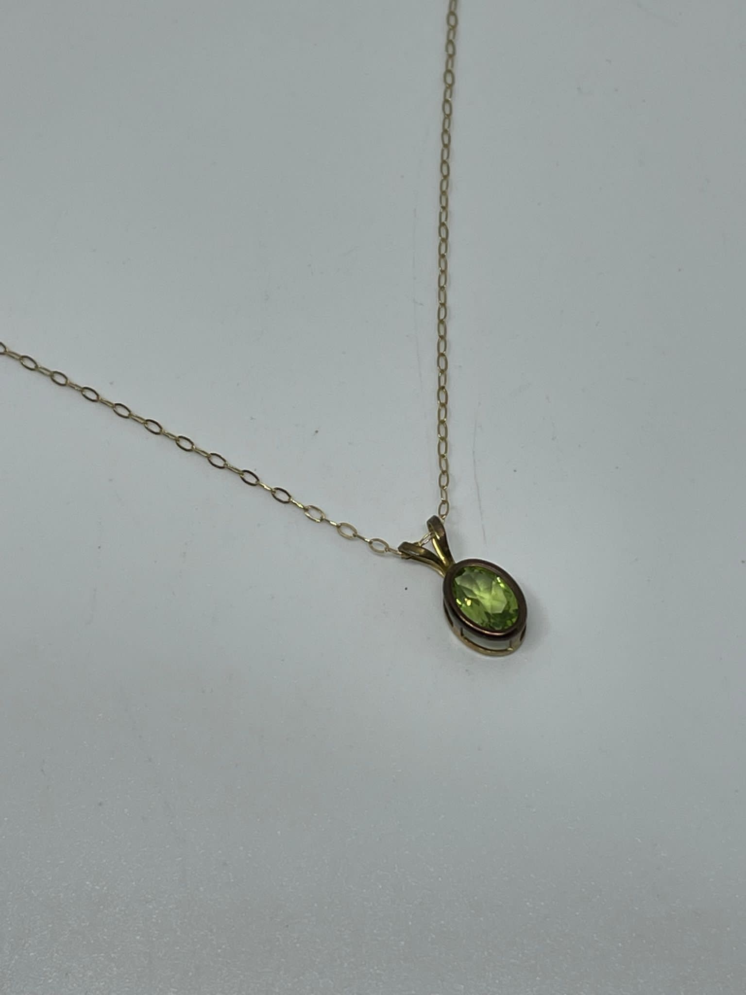 9 ct gold peridot pendant and chain - Image 2 of 2