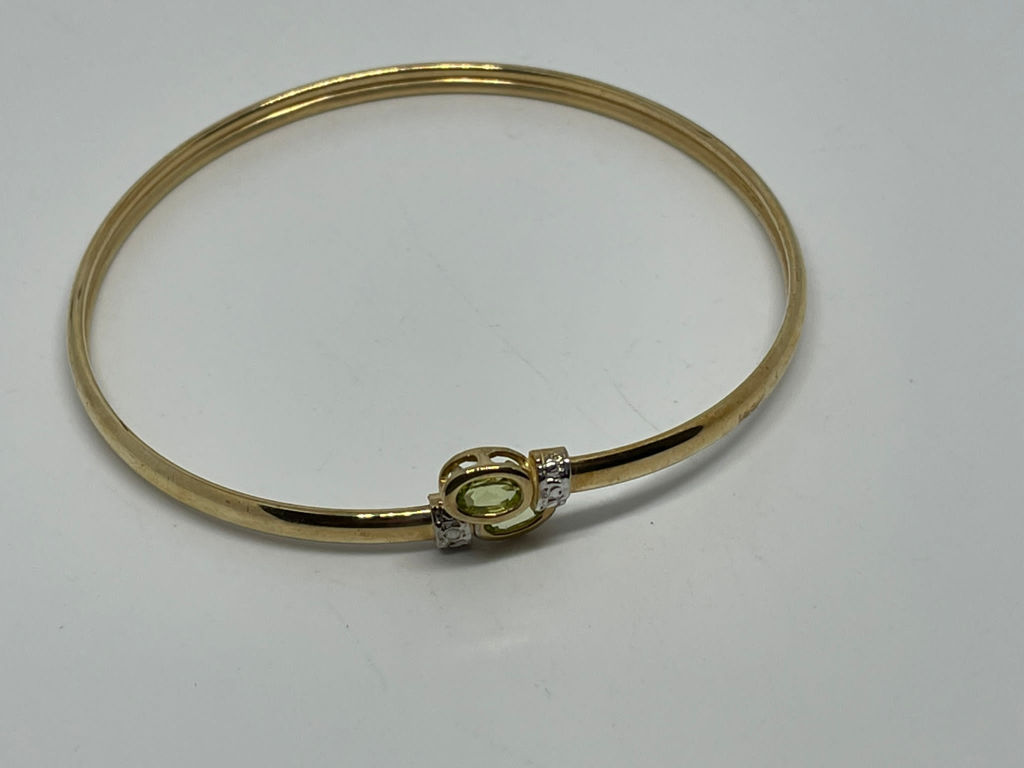 9 ct gold peridot bangle - Image 2 of 2