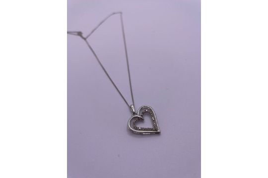 9ct gold diamond heart pendant and chain - Image 1 of 2