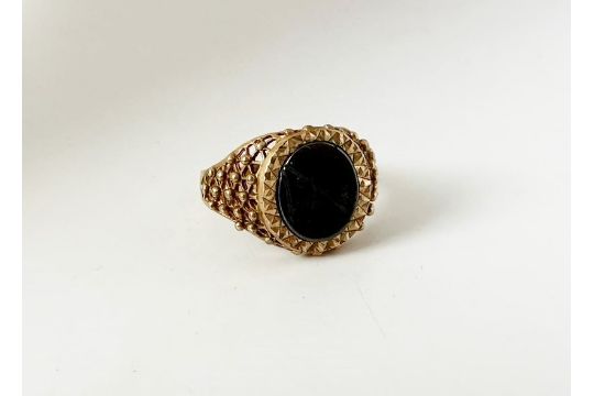 9ct gold signet ring - Image 1 of 3