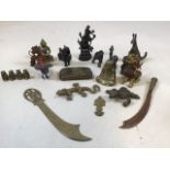 A quantity of oriental and other small brass and metal decorative items including an engraved card