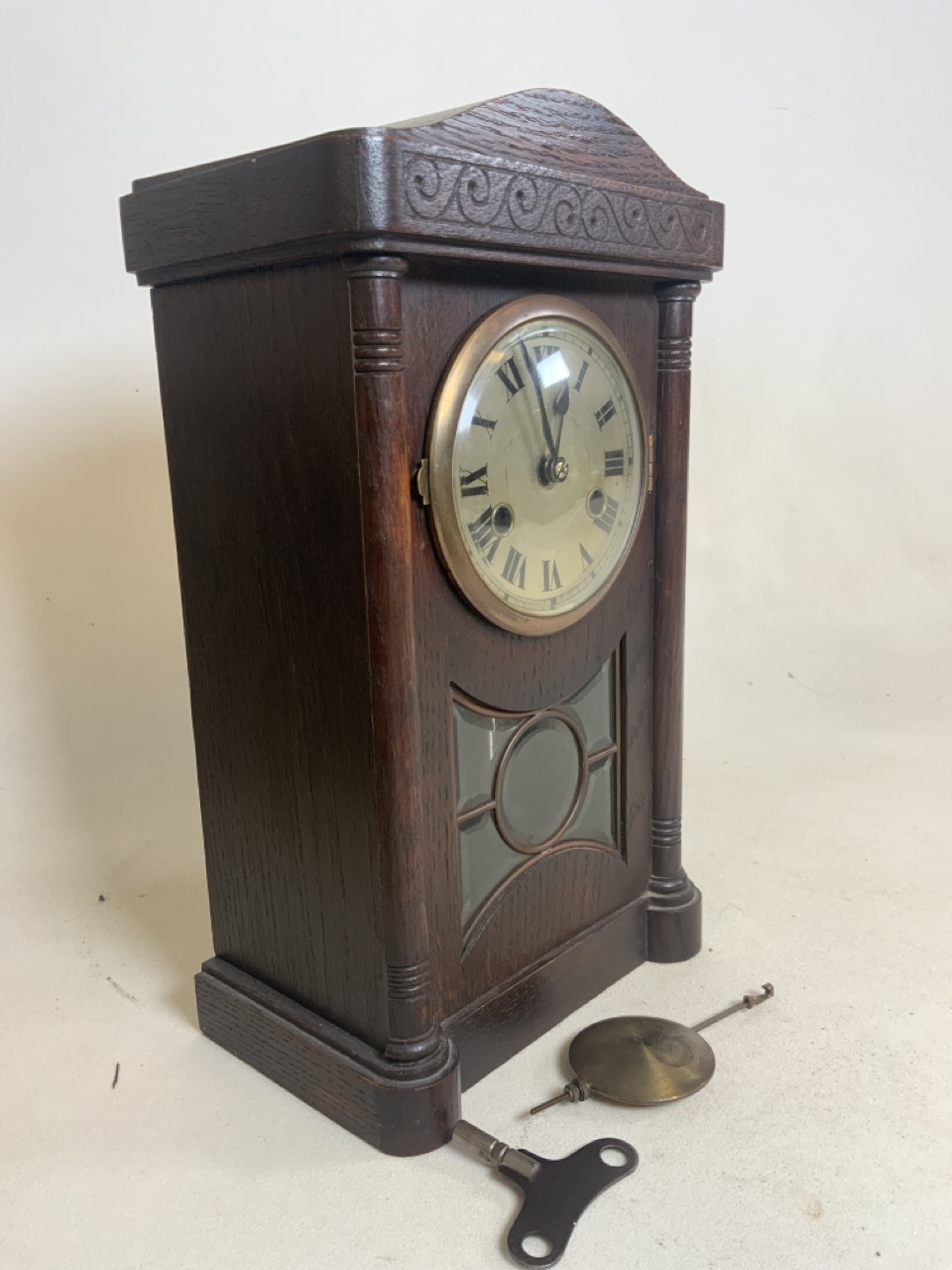 An early 20th century oak mantle clock with pendulum and key with bevelled glass five panel - Image 2 of 7