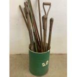 An enamel drum with a selection of good quality tools, spade, forks etc. W:39cm x D:39cm x H:50cm