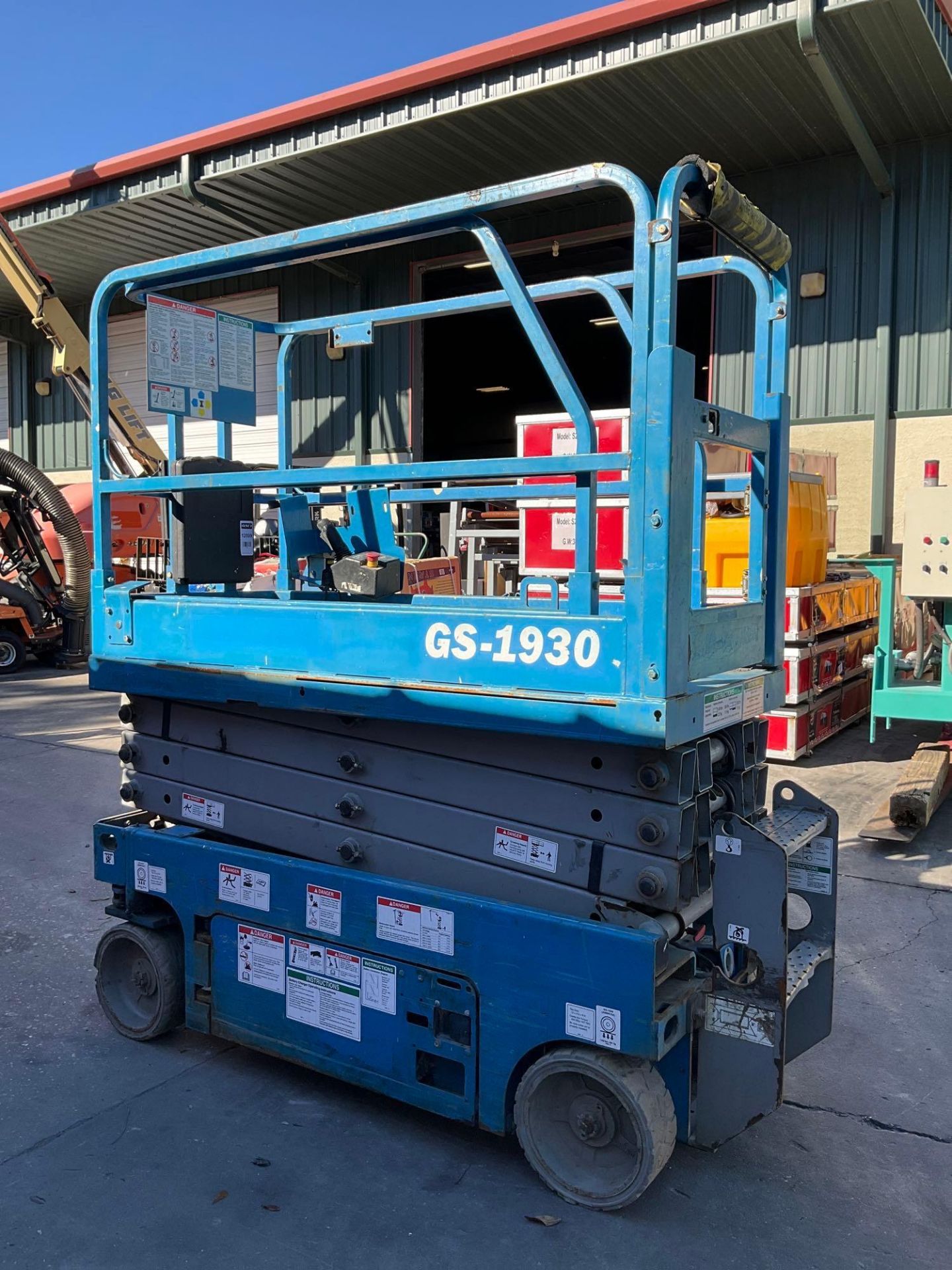 2014 GENIE SCISSOR LIFT MODEL GS1930, ELECTRIC, APPROX MAX PLATFORM HEIGHT 19FT, BUILT IN BATTERY CH - Image 9 of 16