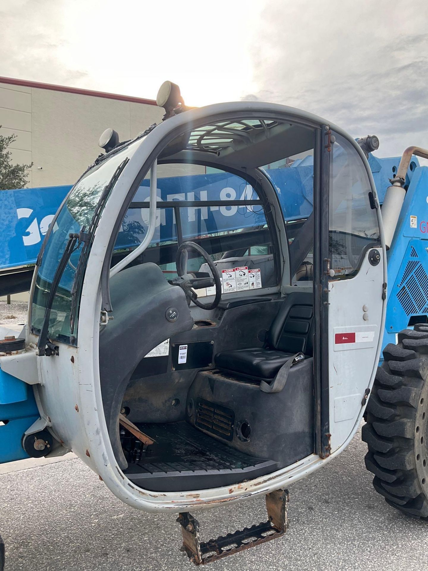 2010 GENIE GTH-844 TELESCOPIC FORKLIFT 8000LB 4x4 - Image 16 of 22