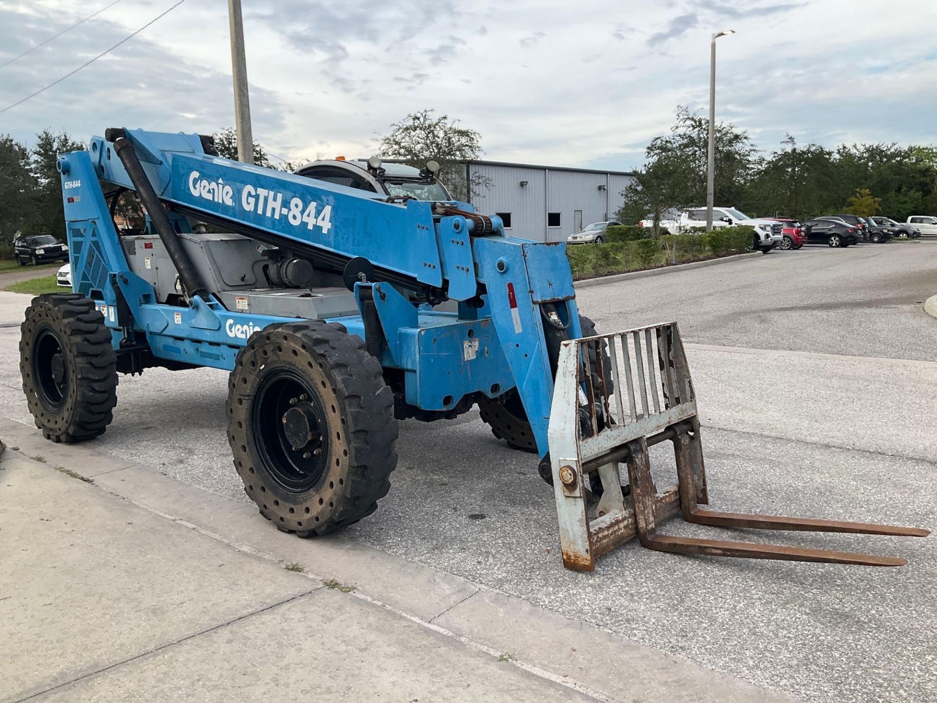 2010 GENIE GTH-844 TELESCOPIC FORKLIFT 8000LB 4x4 - Image 3 of 22