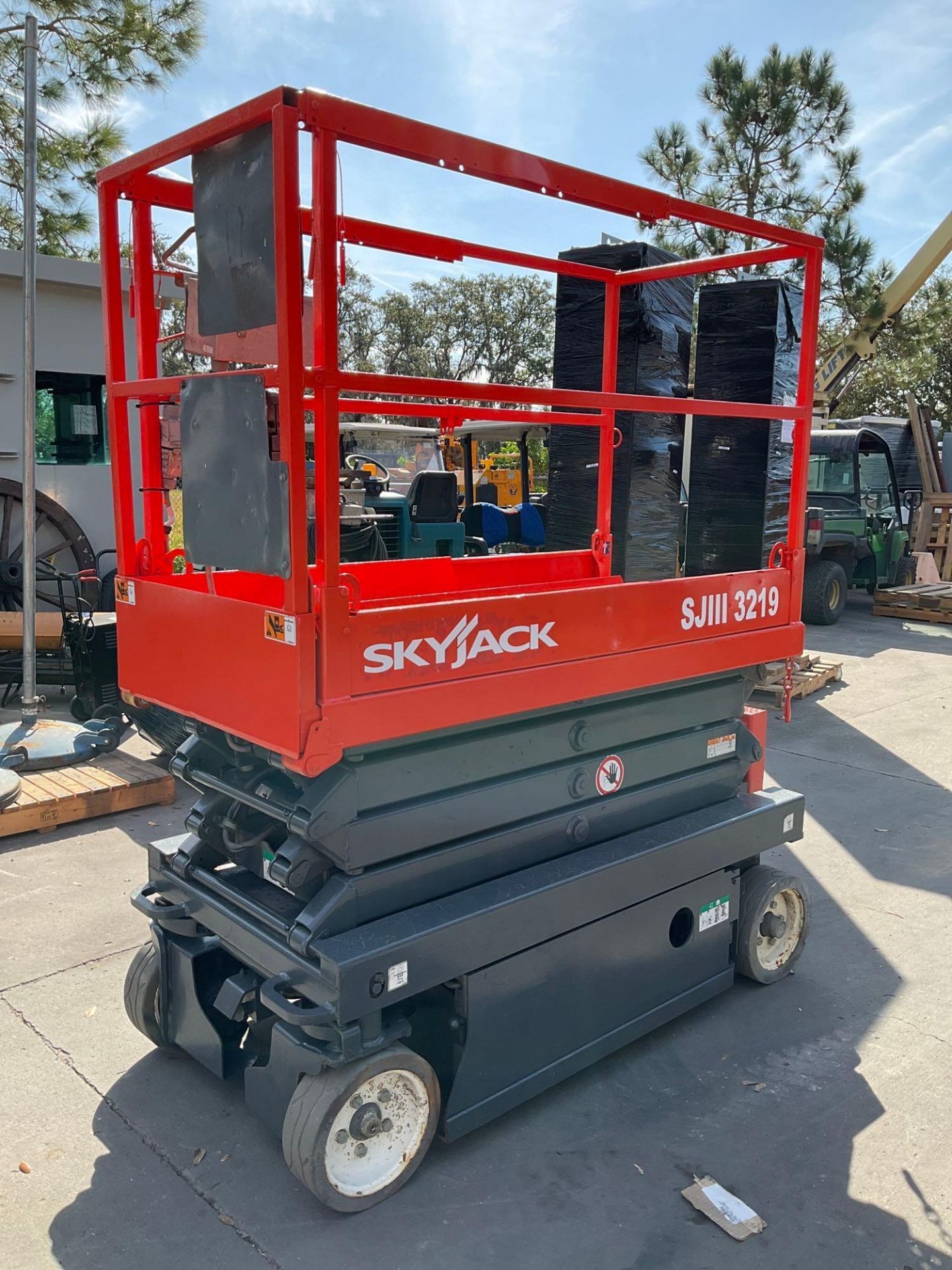 2014 SKYJACK SCISSOR LIFT MODEL SJIII-3219, ELECTRIC, APPROX MAX PLATFORM HEIGHT 19FT, BUILT IN BATT - Image 3 of 14