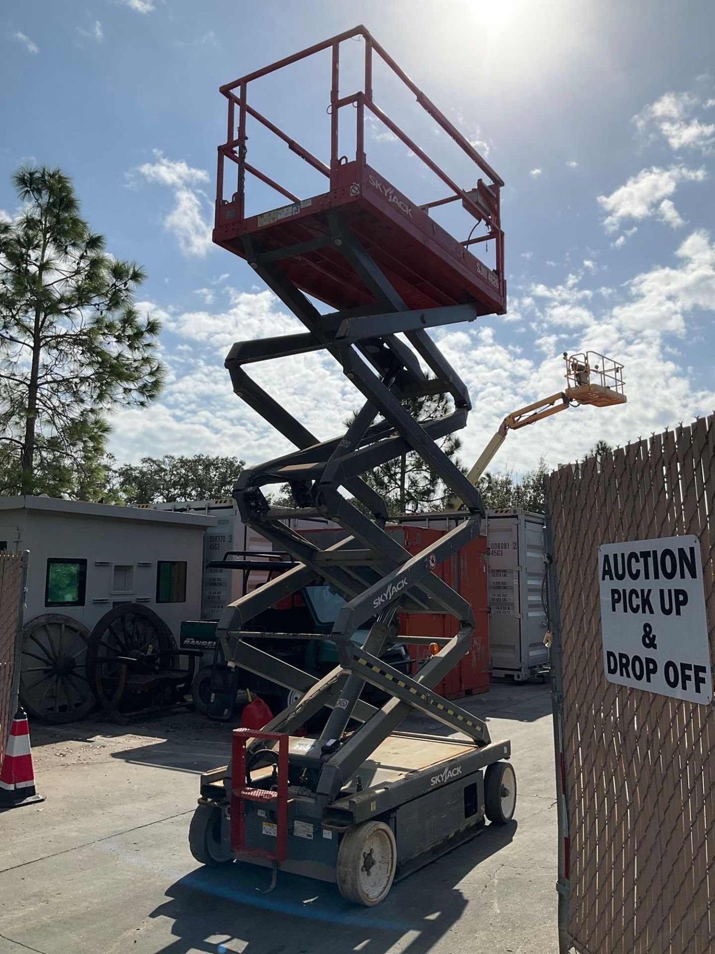 2014 SKYJACK SCISSOR LIFT MODEL SJ 4626, ELECTRIC, APPROX MAX PLATFORM HEIGHT 26FT, BUILT IN BATTERY - Image 2 of 15