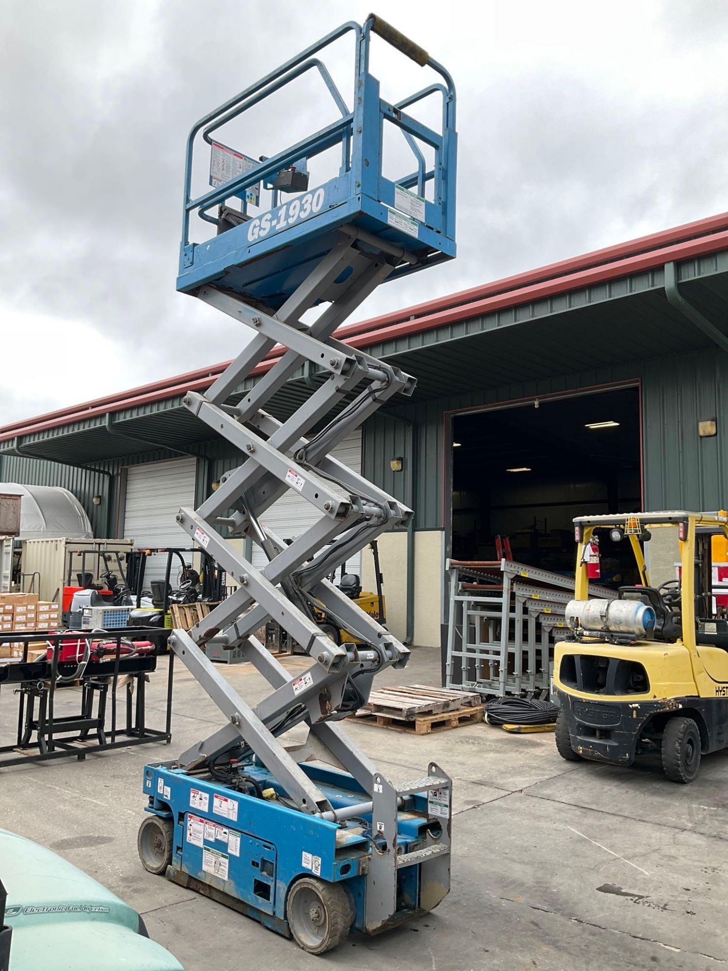 GENIE SCISSOR LIFT MODEL GS1930, ELECTRIC, APPROX MAX PLATFORM HEIGHT 19FT, BUILT IN BATTERY CHARGER