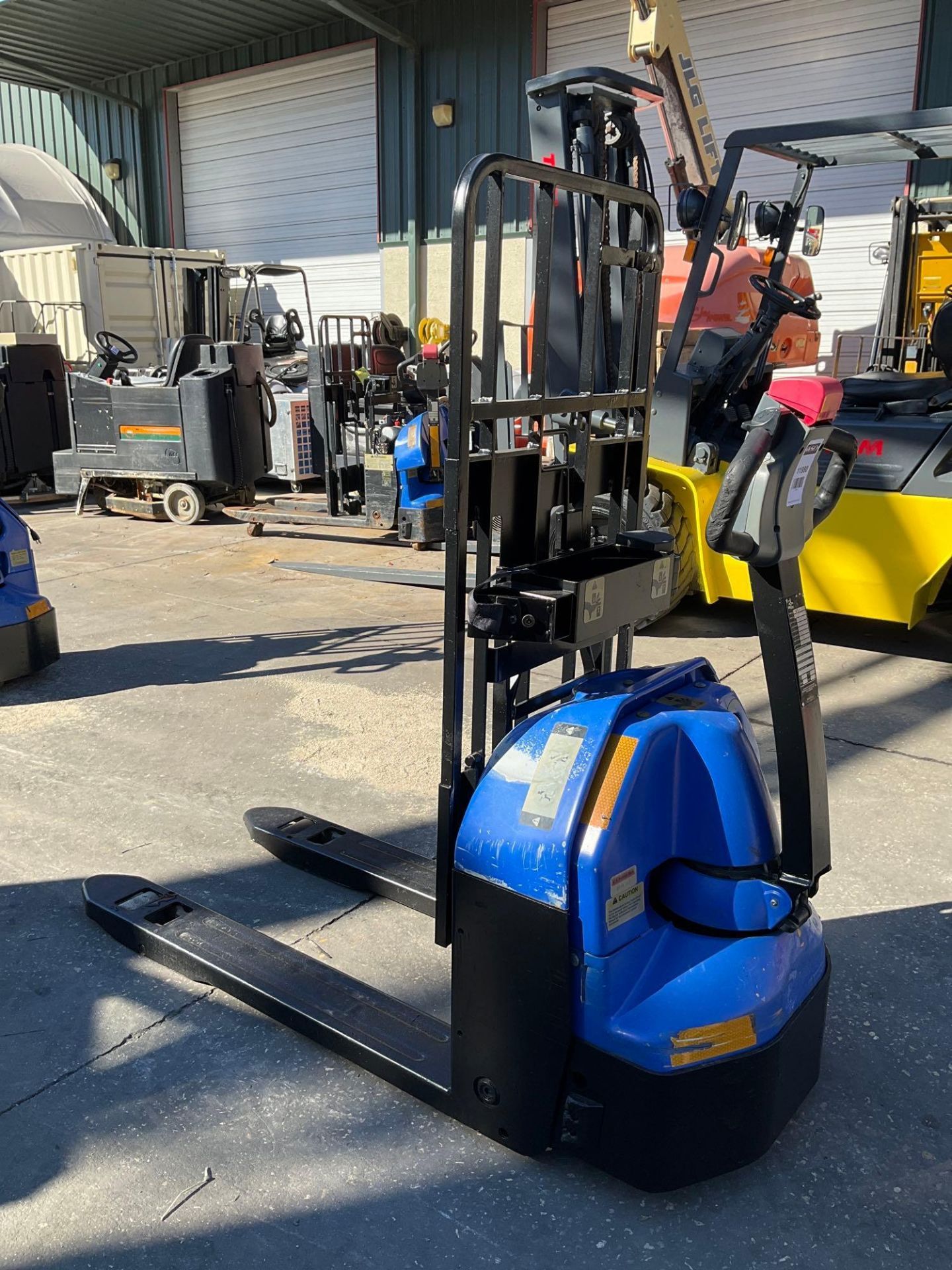 2017 BIG JOE PALLET JACK MODEL EZ-40, ELECTRIC , APPROX MAX CAPACITY 4000, BUILT IN BATTERY CHARGER, - Image 7 of 10