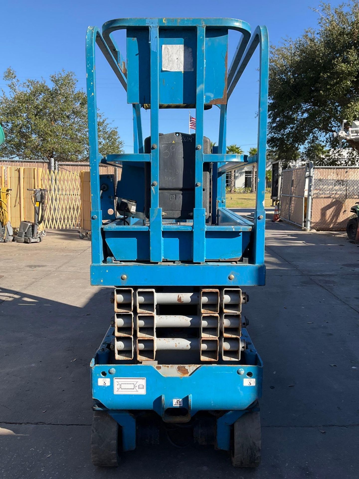 2014 GENIE SCISSOR LIFT MODEL GS1930, ELECTRIC, APPROX MAX PLATFORM HEIGHT 19FT, BUILT IN BATTERY CH - Image 6 of 16