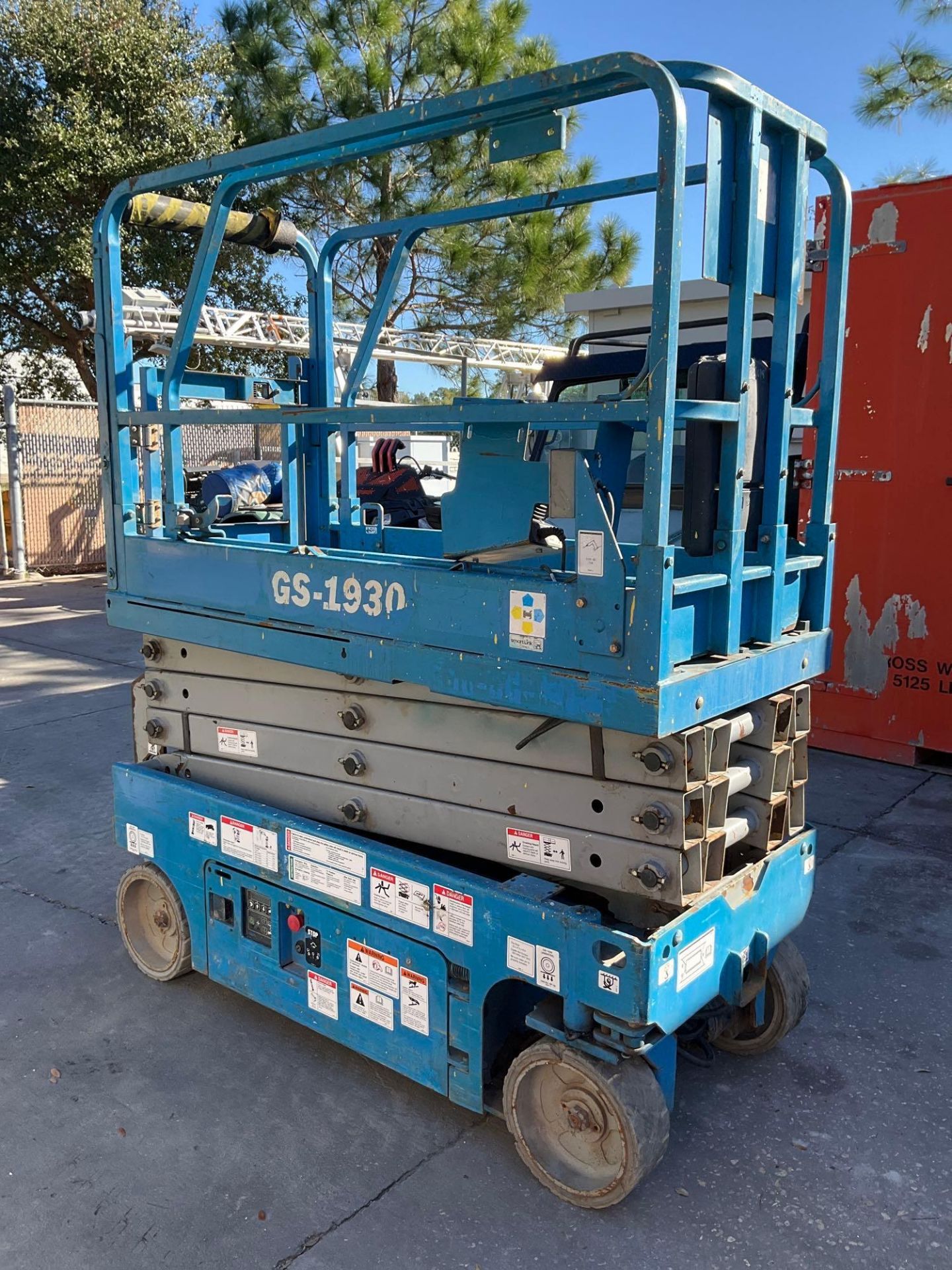 2014 GENIE SCISSOR LIFT MODEL GS1930, ELECTRIC, APPROX MAX PLATFORM HEIGHT 19FT, BUILT IN BATTERY CH - Image 5 of 16