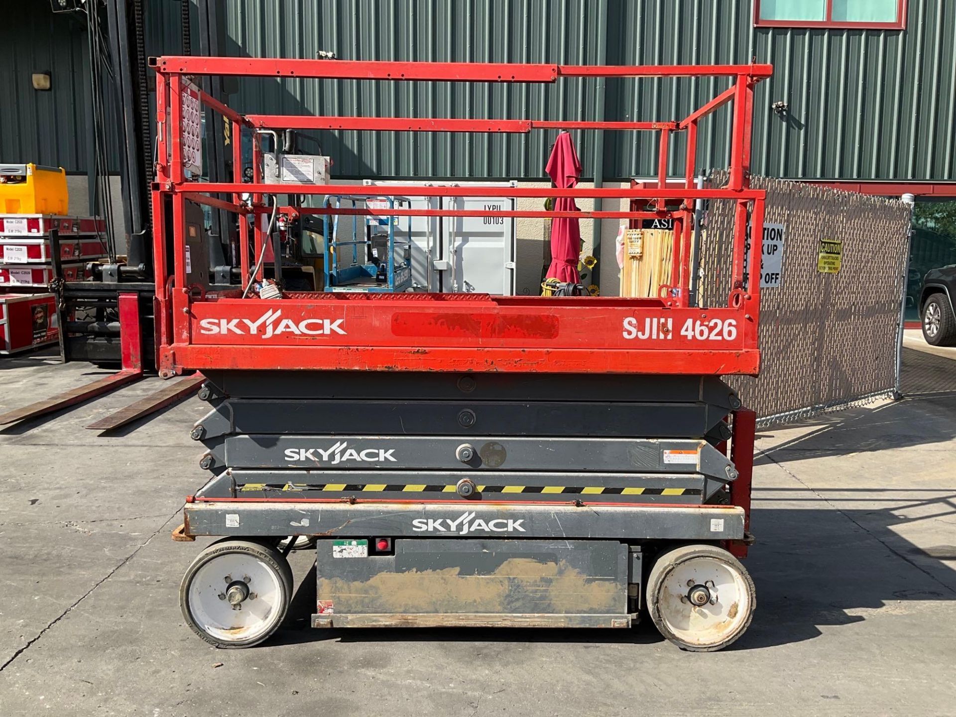 2014 SKYJACK SCISSOR LIFT MODEL SJ 4626, ELECTRIC, APPROX MAX PLATFORM HEIGHT 26FT, BUILT IN BATTERY - Image 9 of 15