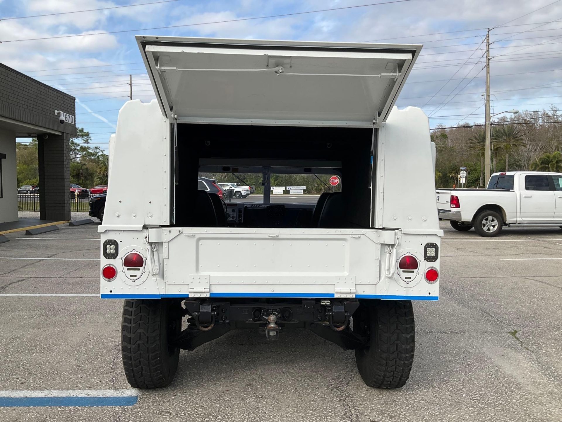 HUMVEE, AUTOMATIC, POWER STEERING, WINCH, GENERATOR SYSTEM, MANUAL WINDOWS, STEREO, BACK UP CAMERA, - Image 10 of 34