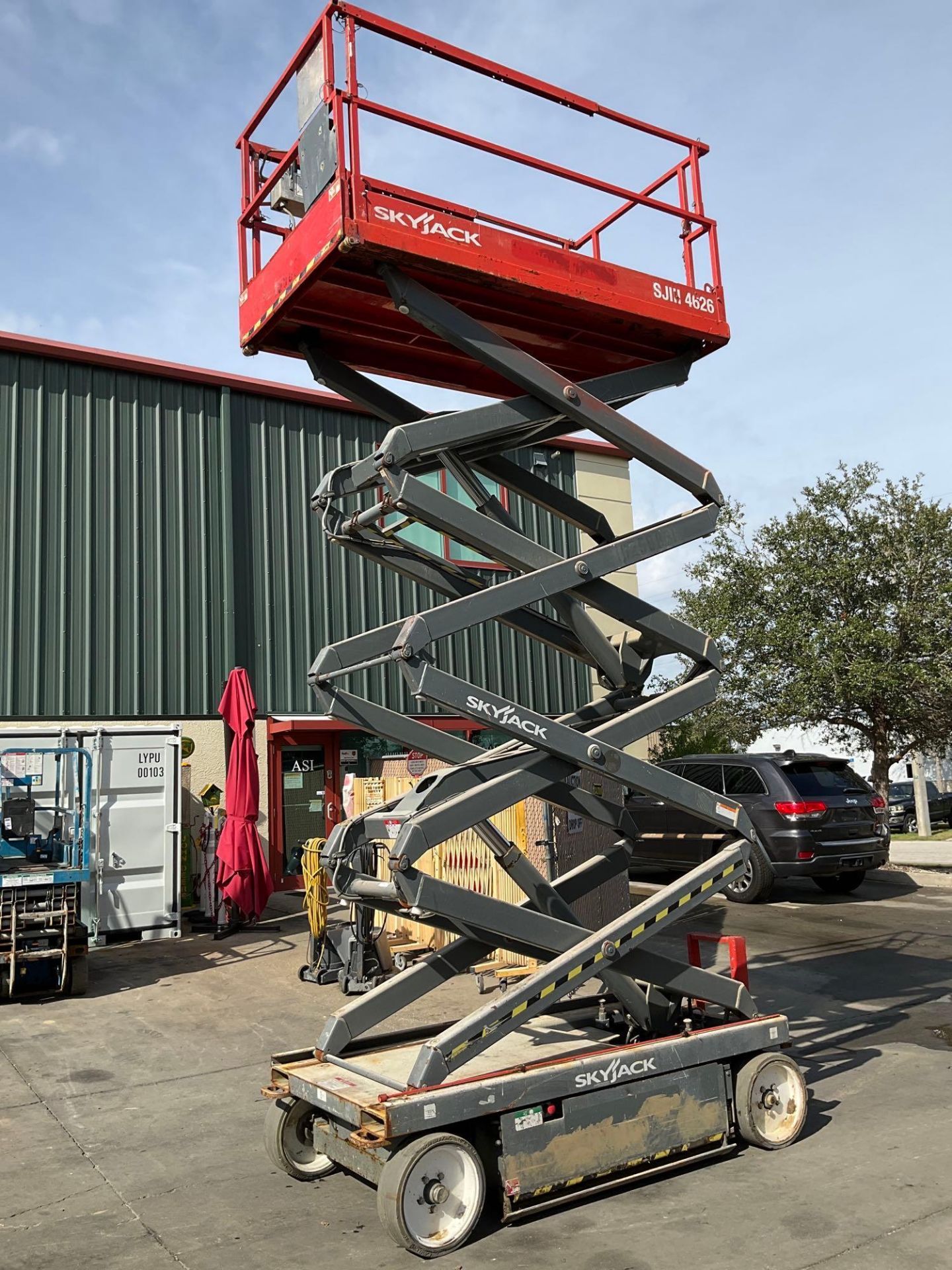 2014 SKYJACK SCISSOR LIFT MODEL SJ 4626, ELECTRIC, APPROX MAX PLATFORM HEIGHT 26FT, BUILT IN BATTERY