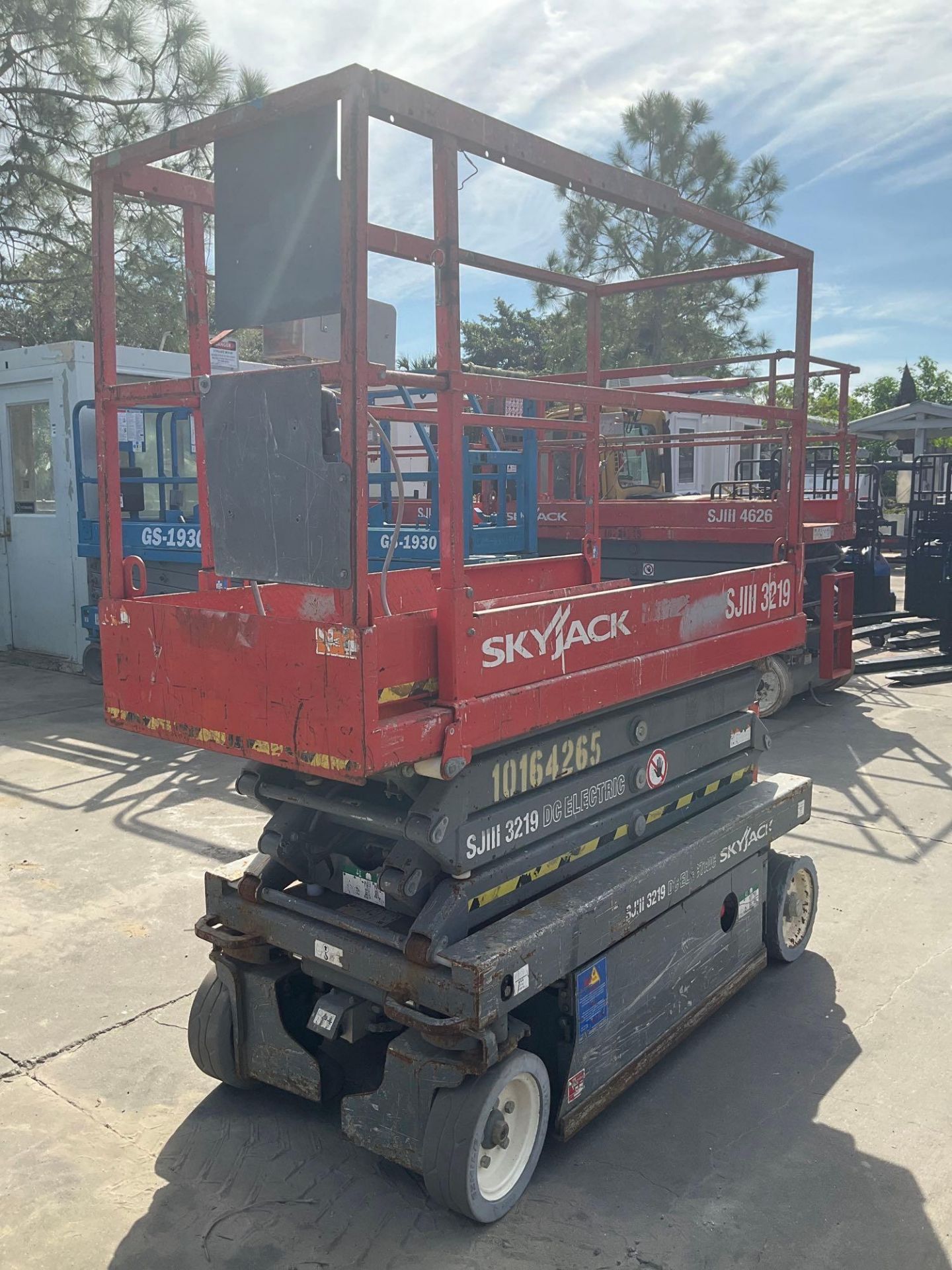 2013 SKYJACK SCISSOR LIFT MODEL SJIII3219, ELECTRIC, APPROX MAX PLATFORM HEIGHT 19FT, BUILT IN BATTE - Image 5 of 12