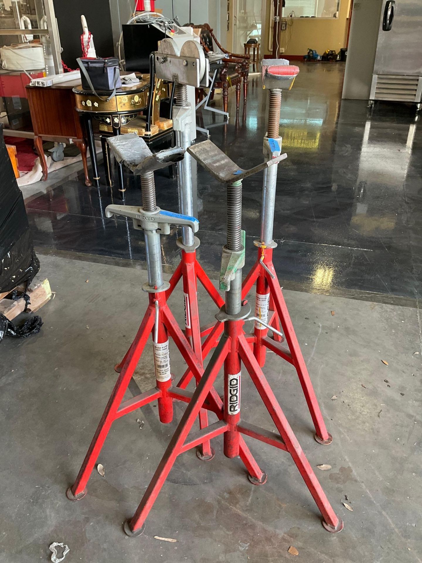 ( 3 ) RIDGID PIPE STANDS MODEL VJ-99 & ( 1 ) ( 4 ) RIDGID PIPE STANDS MODEL RJ-99 - Image 2 of 6