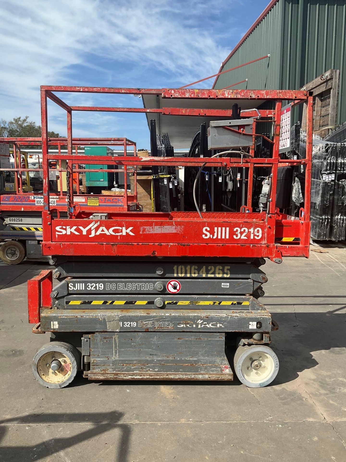 2013 SKYJACK SCISSOR LIFT MODEL SJIII3219, ELECTRIC, APPROX MAX PLATFORM HEIGHT 19FT, BUILT IN BATTE - Image 2 of 12