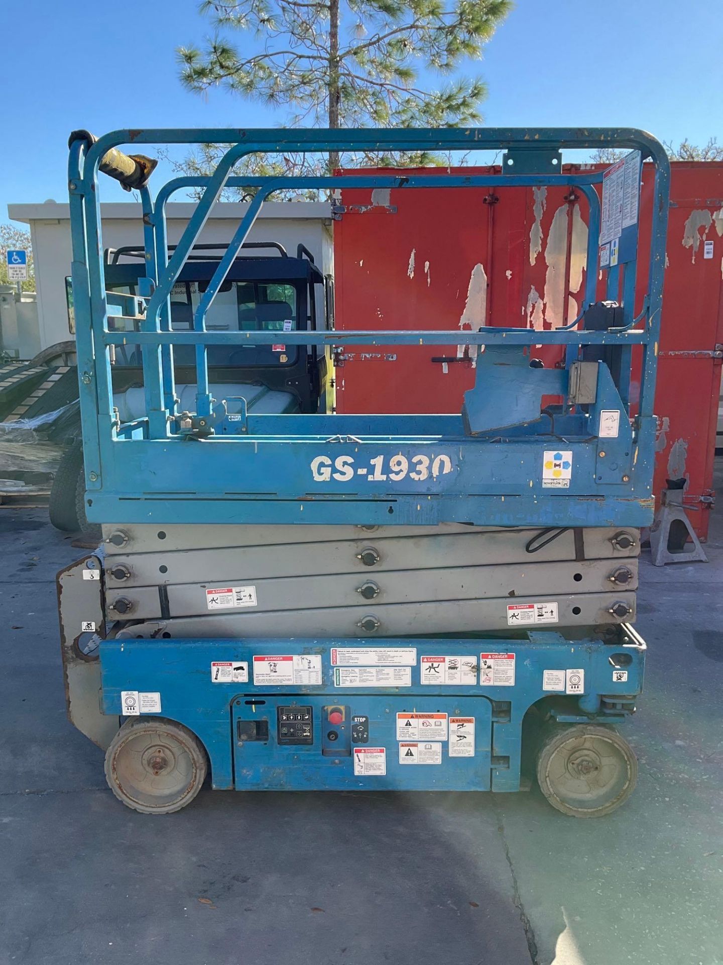 2014 GENIE SCISSOR LIFT MODEL GS1930, ELECTRIC, APPROX MAX PLATFORM HEIGHT 19FT, BUILT IN BATTERY CH - Image 4 of 16